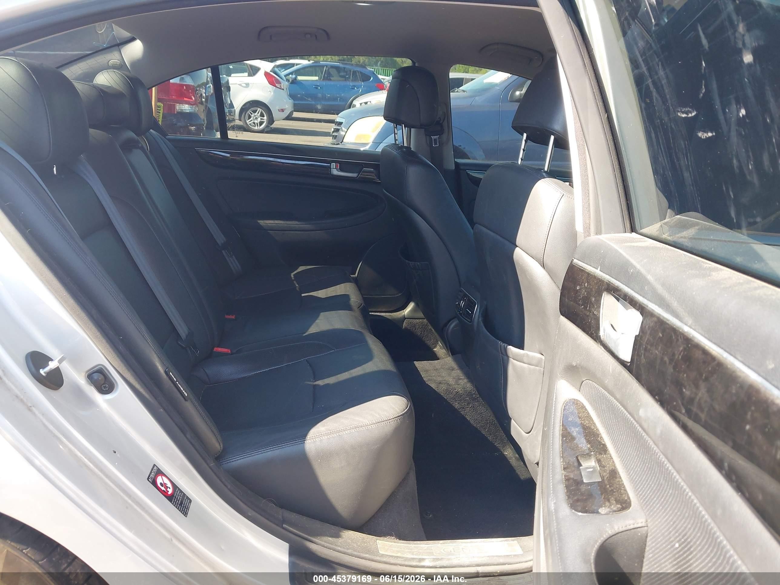2014 Hyundai Genesis 3.8 Silver vin: KMHGC4DDXEU263926