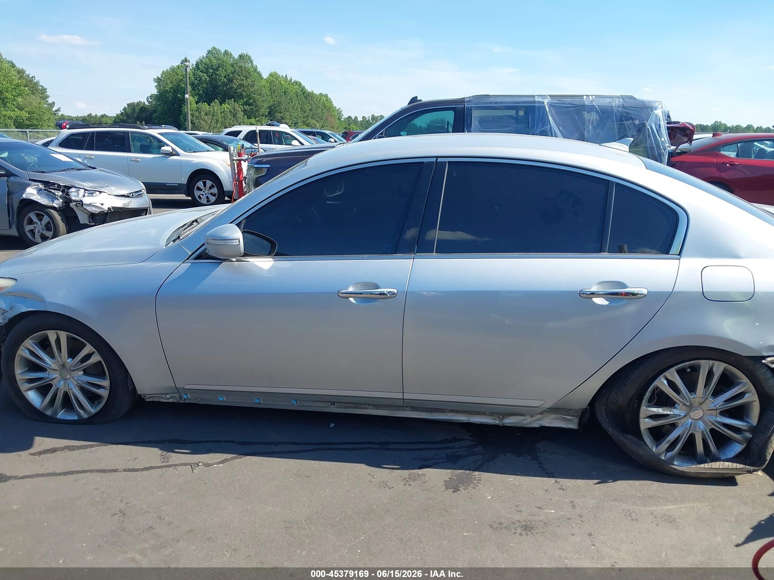 2014 Hyundai Genesis 3.8 Silver vin: KMHGC4DDXEU263926
