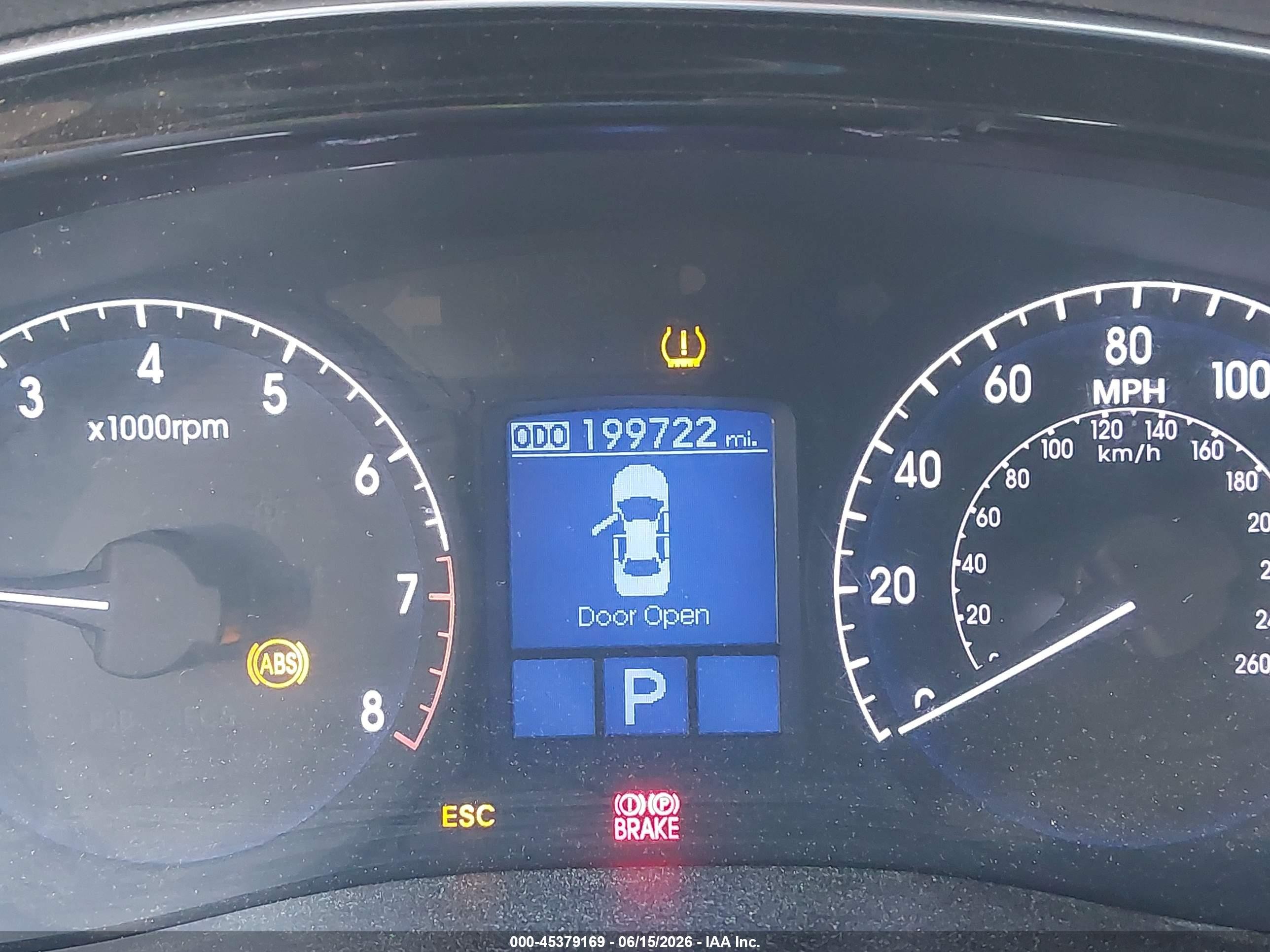 2014 Hyundai Genesis 3.8 Silver vin: KMHGC4DDXEU263926
