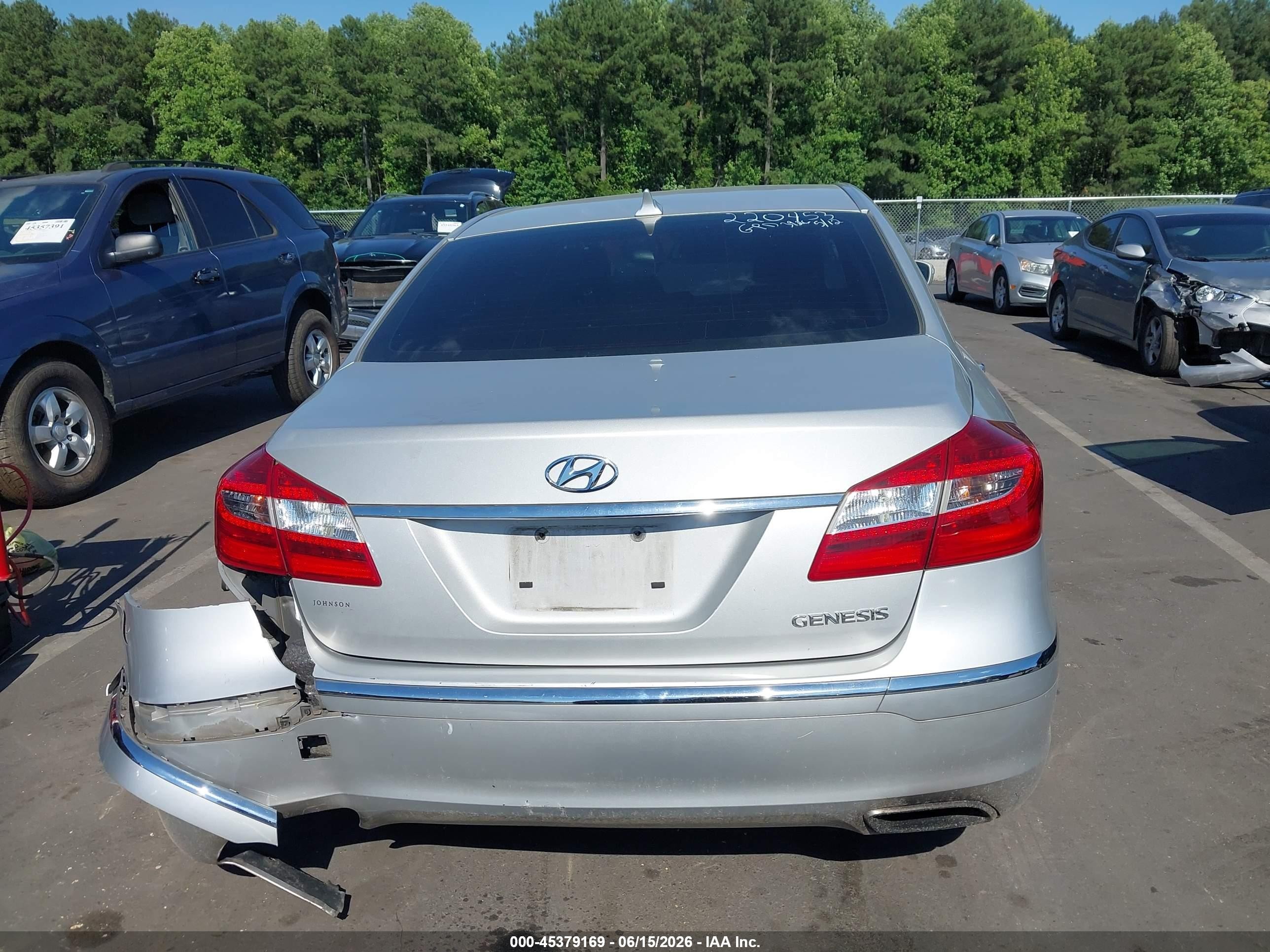 2014 Hyundai Genesis 3.8 Silver vin: KMHGC4DDXEU263926