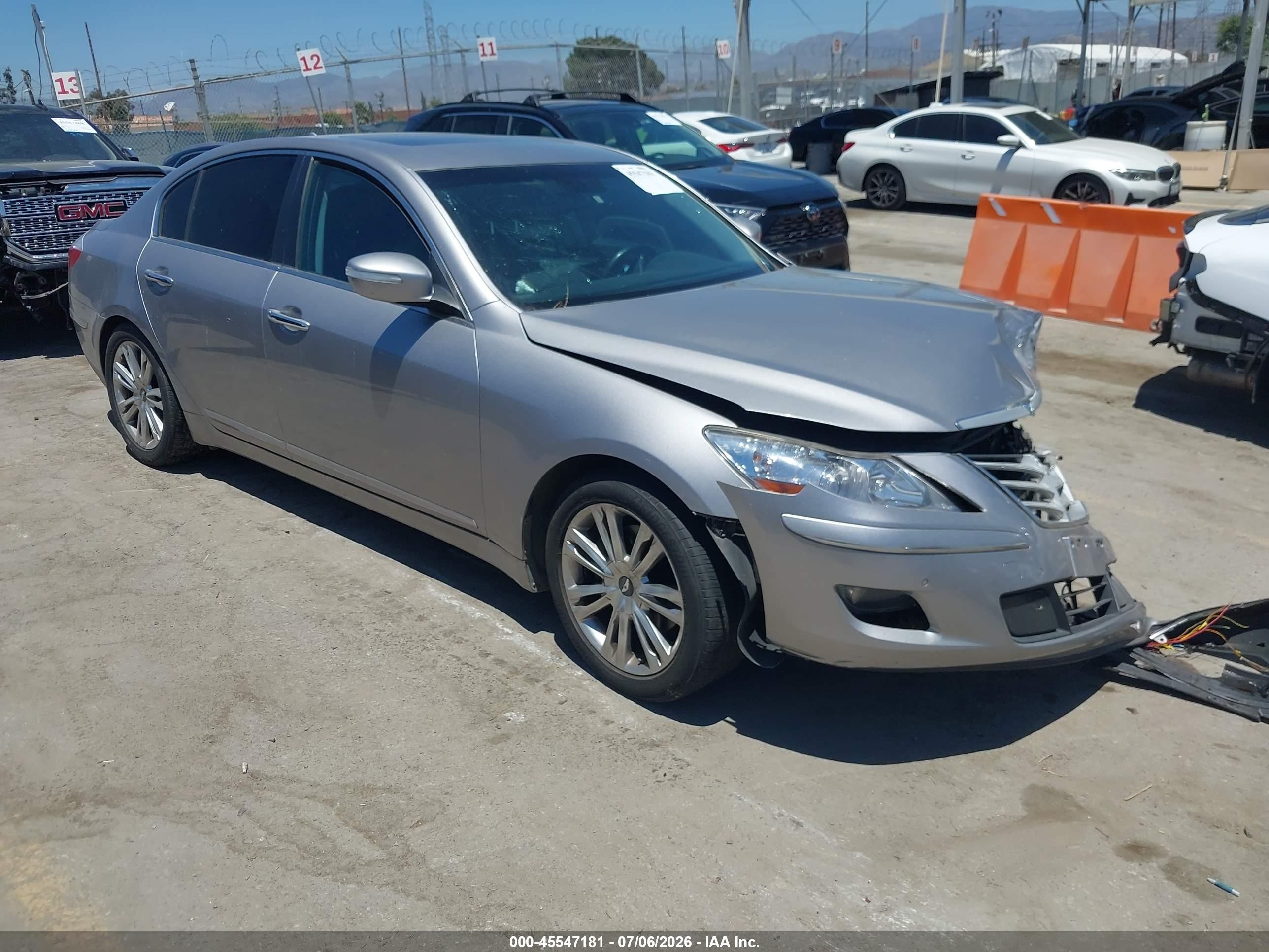 2011 Hyundai Genesis 3.8 Silver vin: KMHGC4DE0BU140401