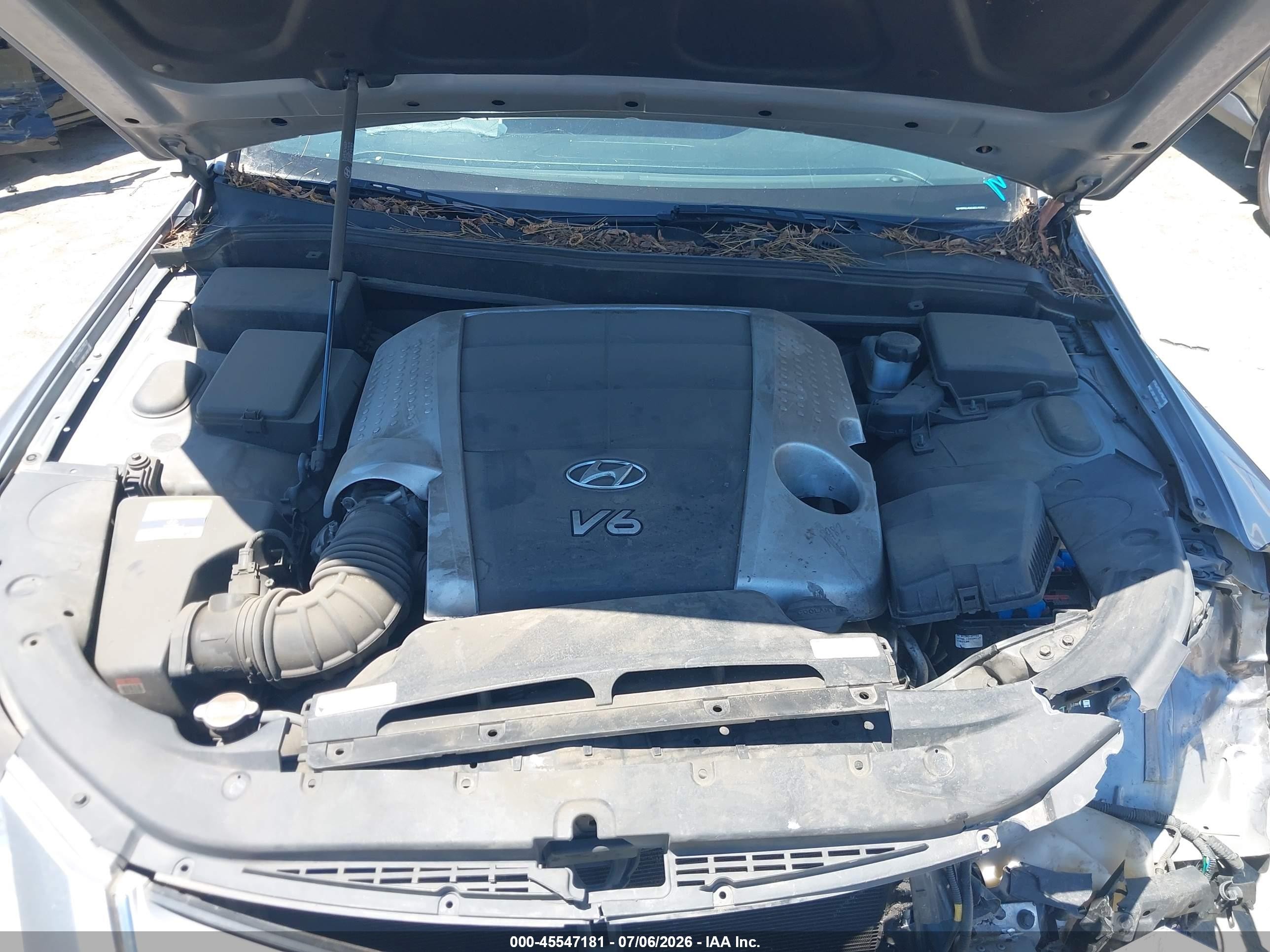 2011 Hyundai Genesis 3.8 Silver vin: KMHGC4DE0BU140401