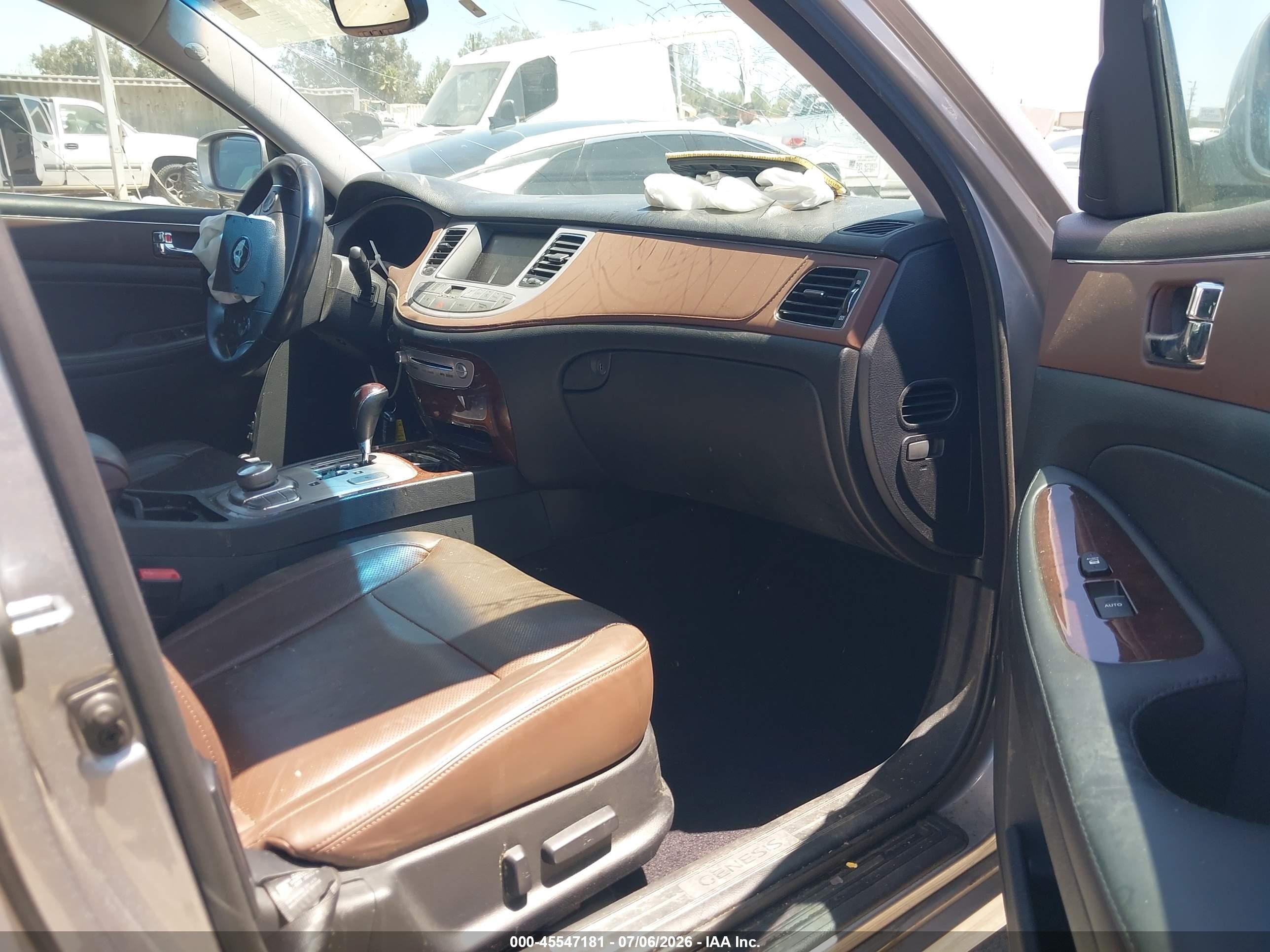 2011 Hyundai Genesis 3.8 Silver vin: KMHGC4DE0BU140401