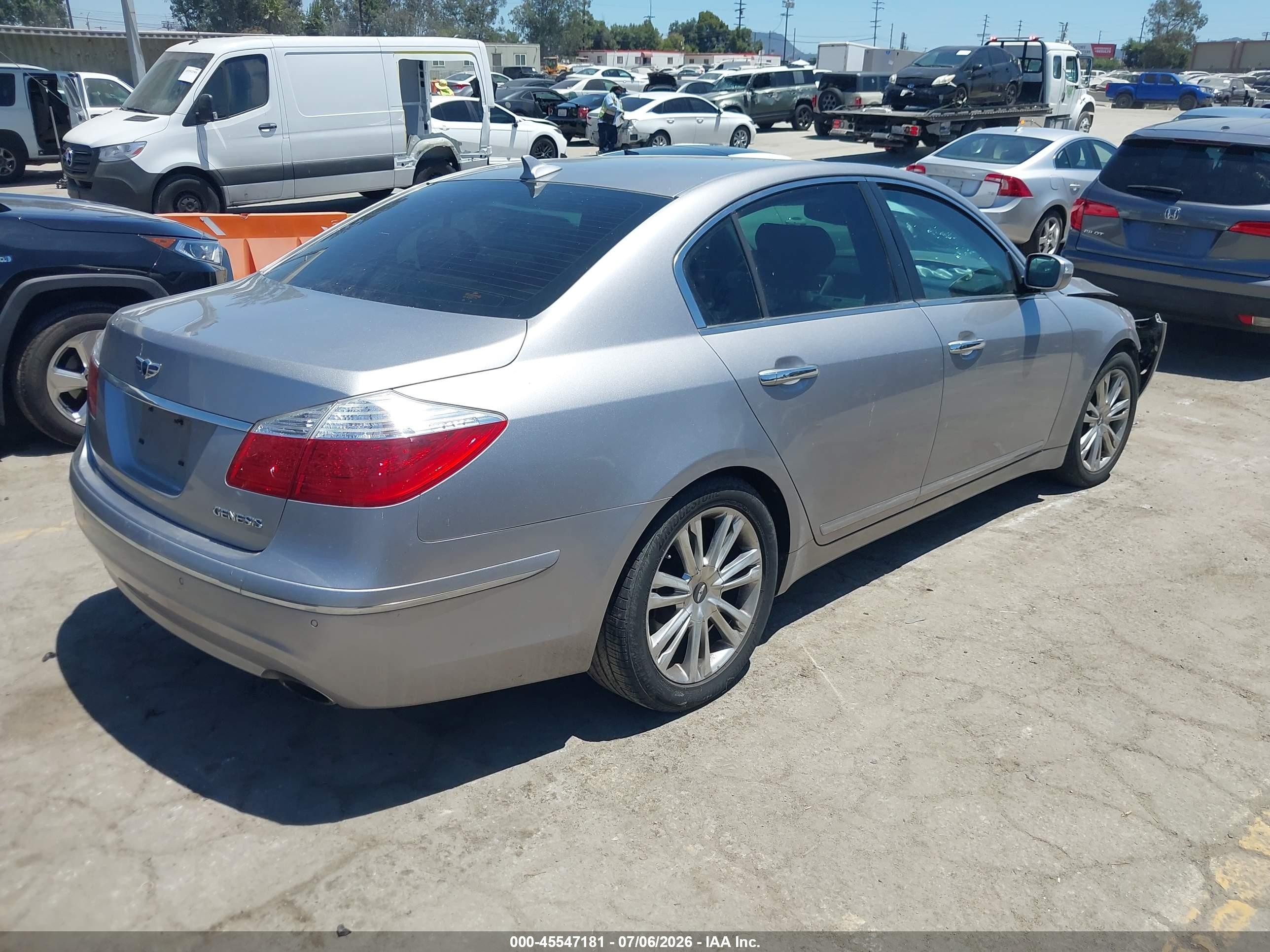 2011 Hyundai Genesis 3.8 Silver vin: KMHGC4DE0BU140401