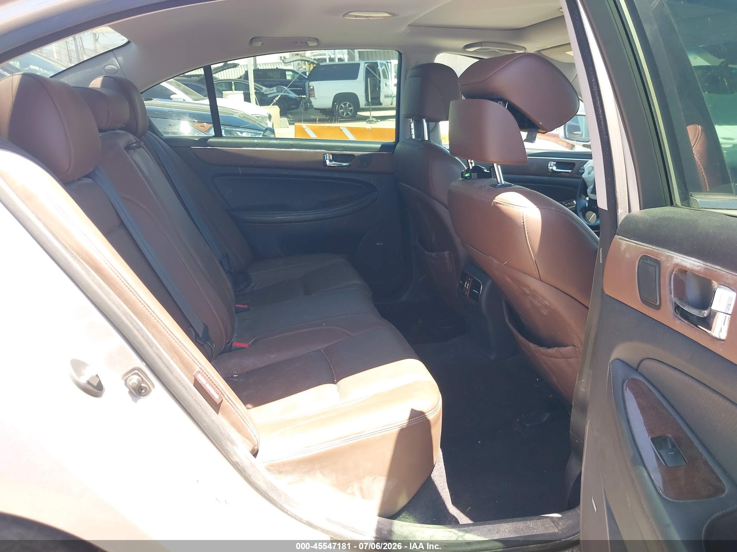 2011 Hyundai Genesis 3.8 Silver vin: KMHGC4DE0BU140401