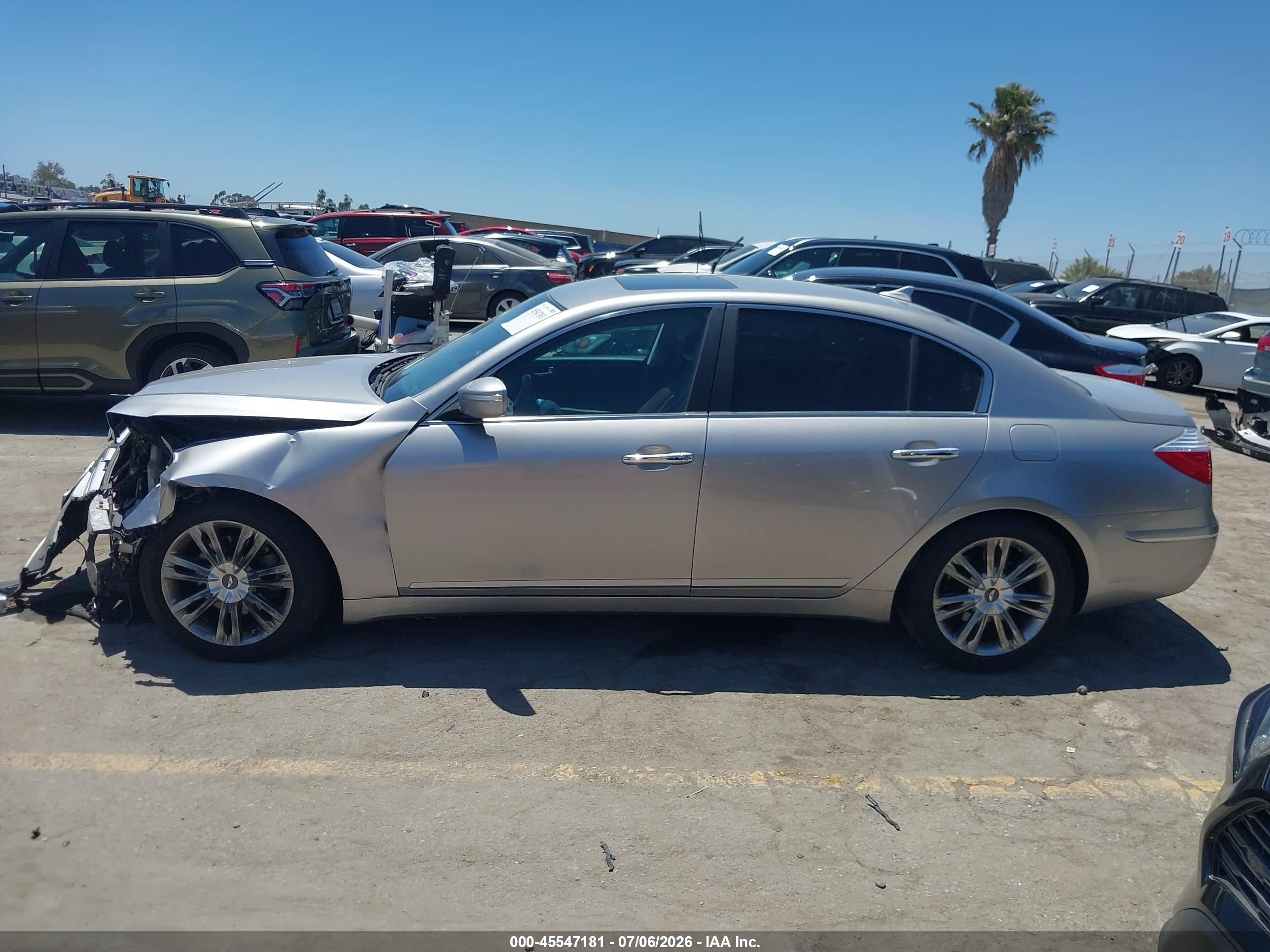 2011 Hyundai Genesis 3.8 Silver vin: KMHGC4DE0BU140401