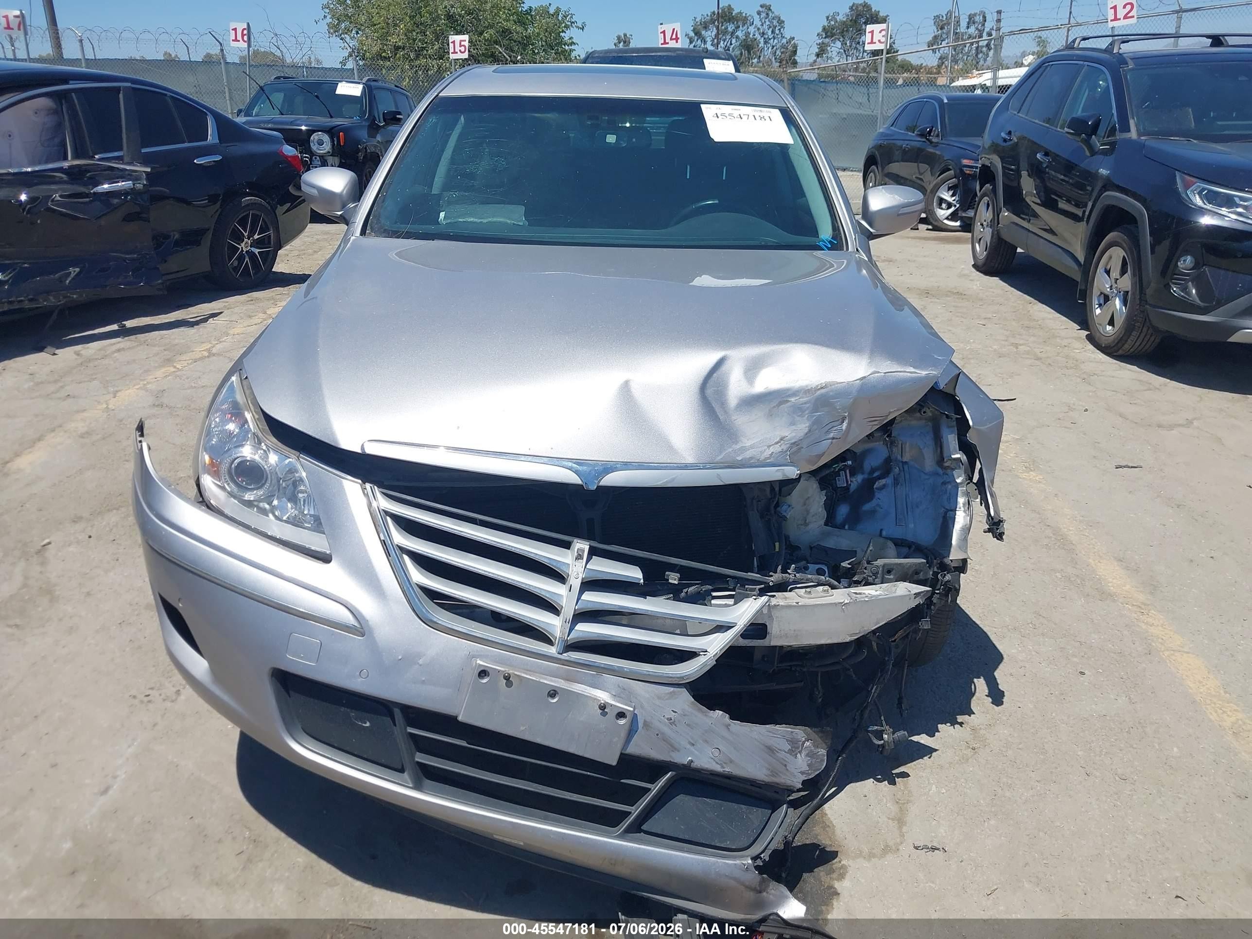 2011 Hyundai Genesis 3.8 Silver vin: KMHGC4DE0BU140401