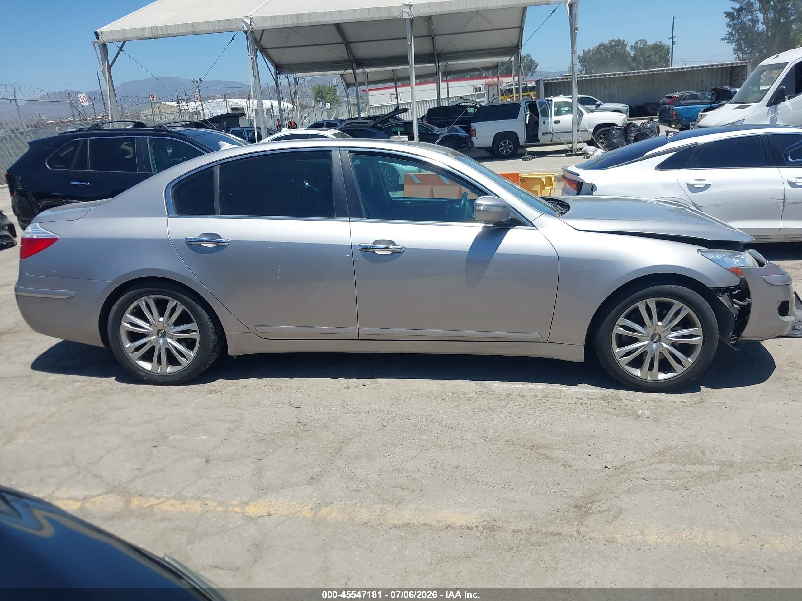 2011 Hyundai Genesis 3.8 Silver vin: KMHGC4DE0BU140401