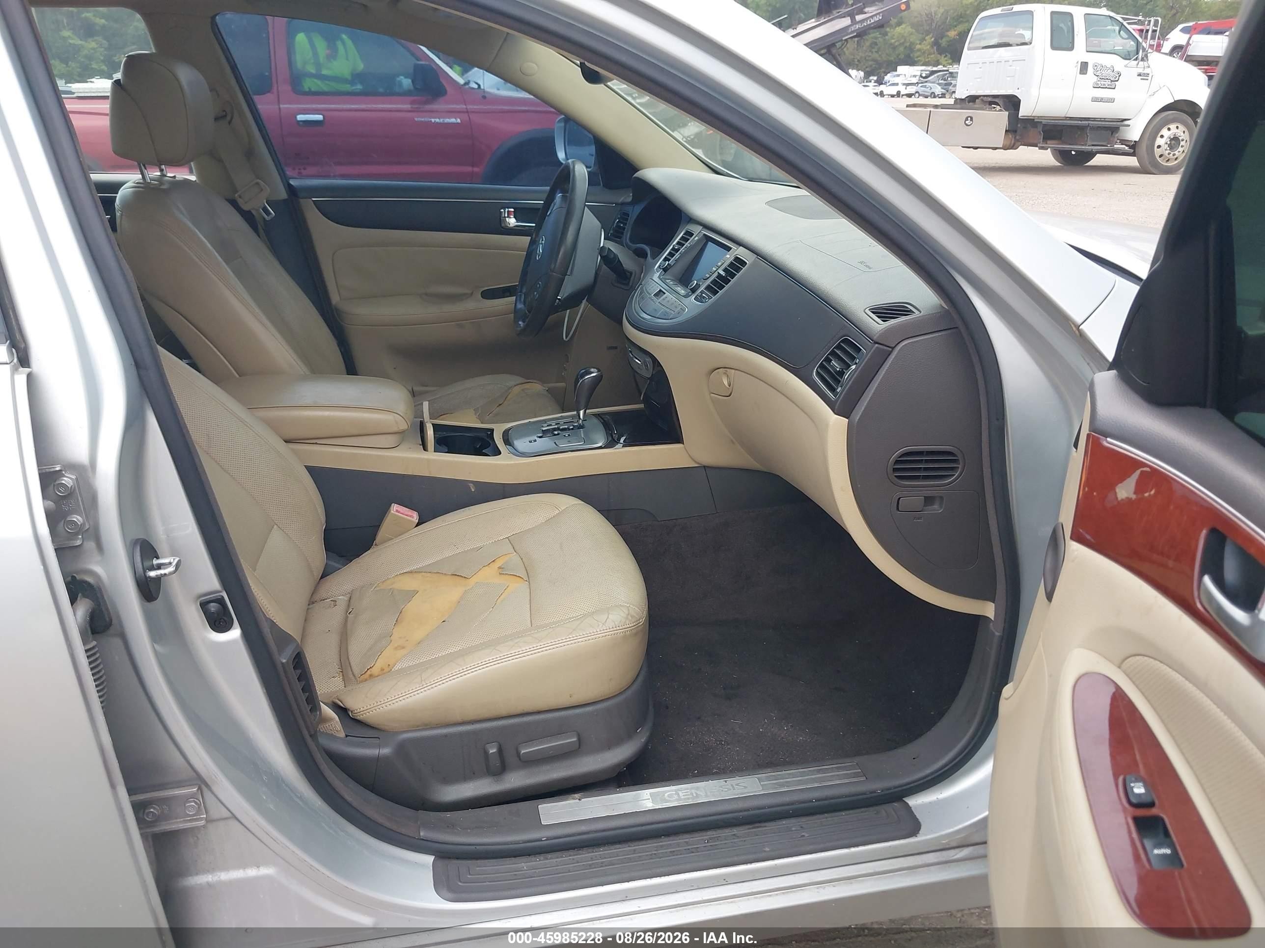 2011 Hyundai Genesis 3.8 Silver vin: KMHGC4DE1BU123705