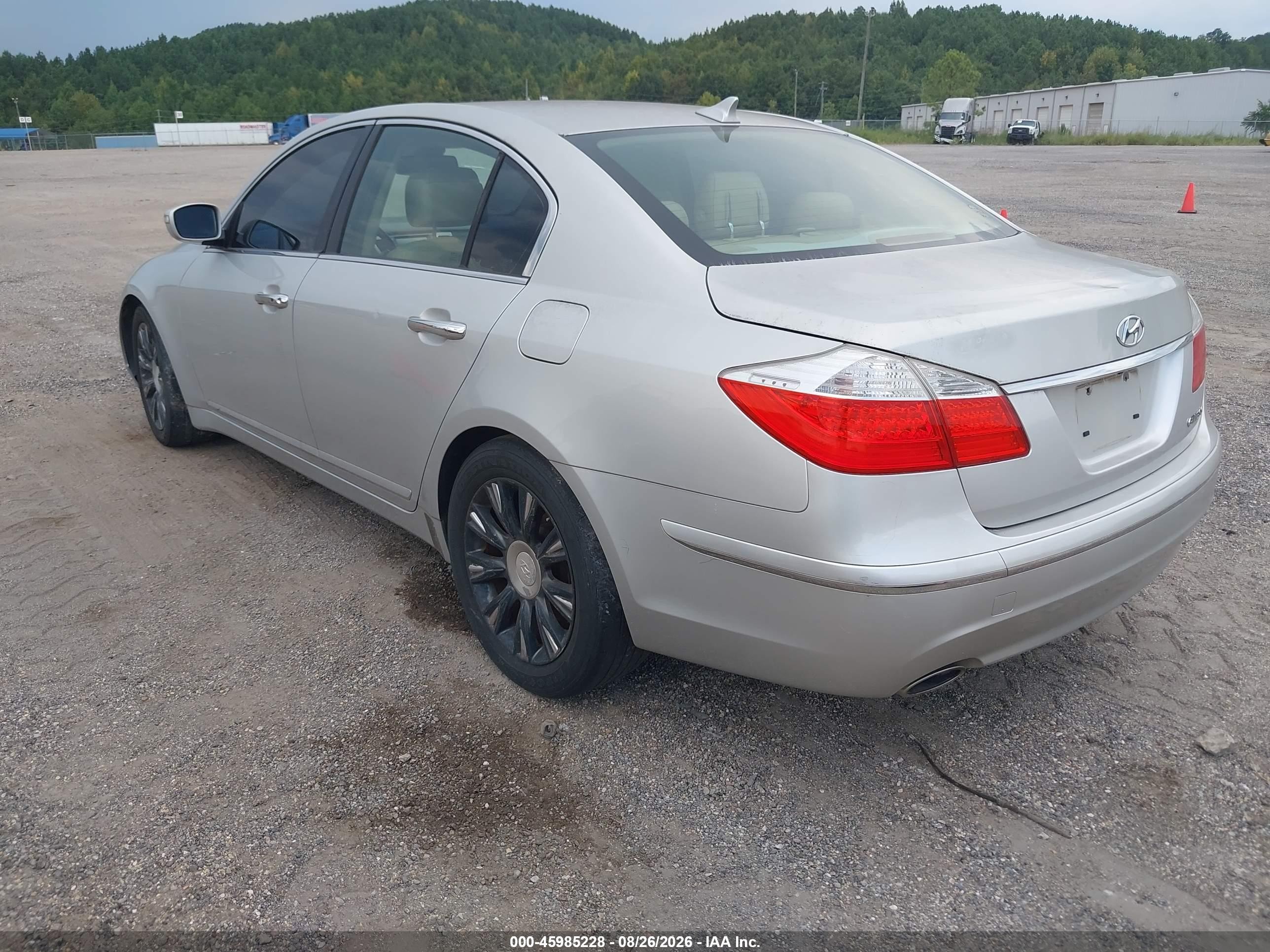 2011 Hyundai Genesis 3.8 Silver vin: KMHGC4DE1BU123705