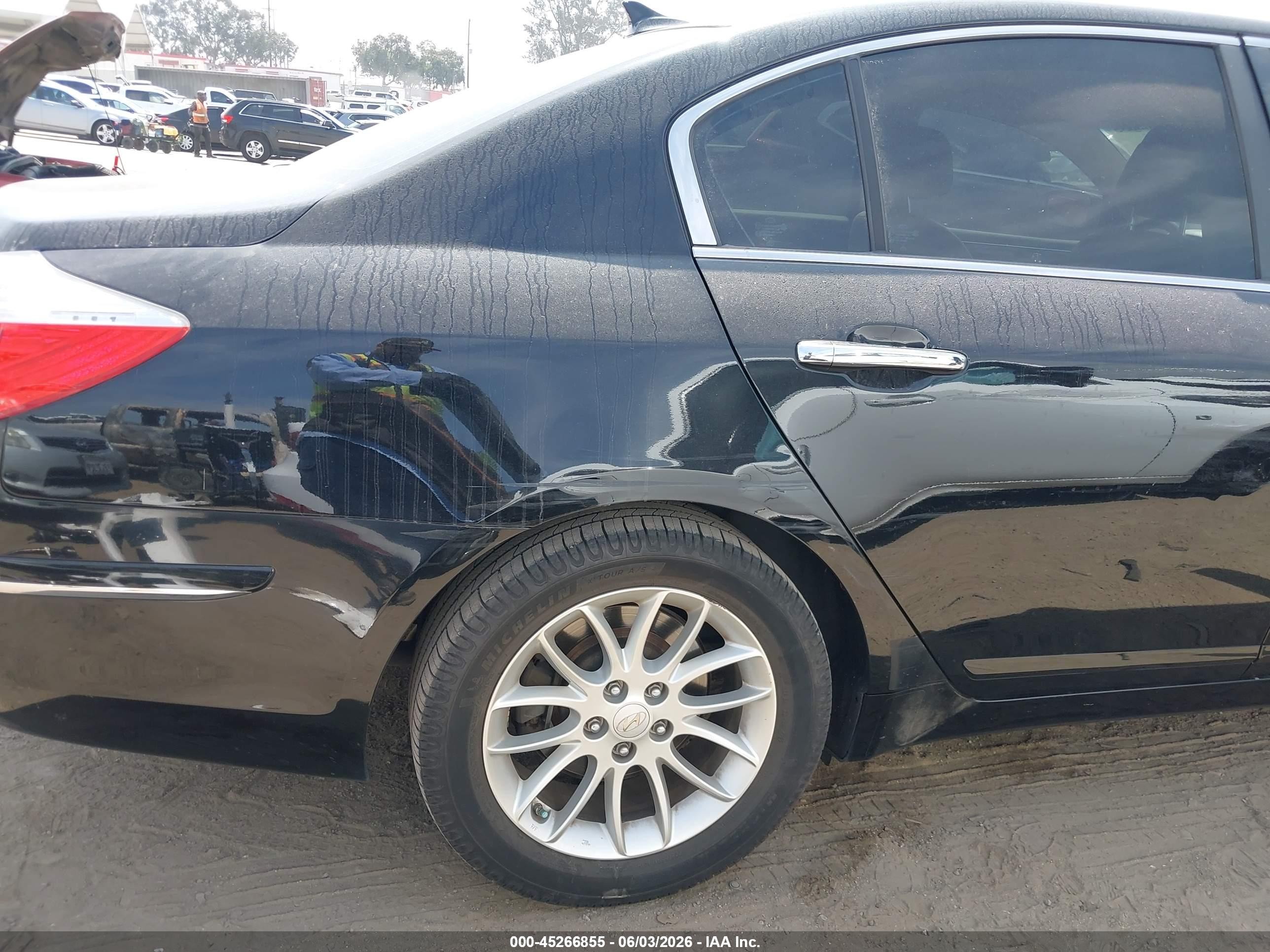 2011 Hyundai Genesis 3.8 Black vin: KMHGC4DE1BU143162