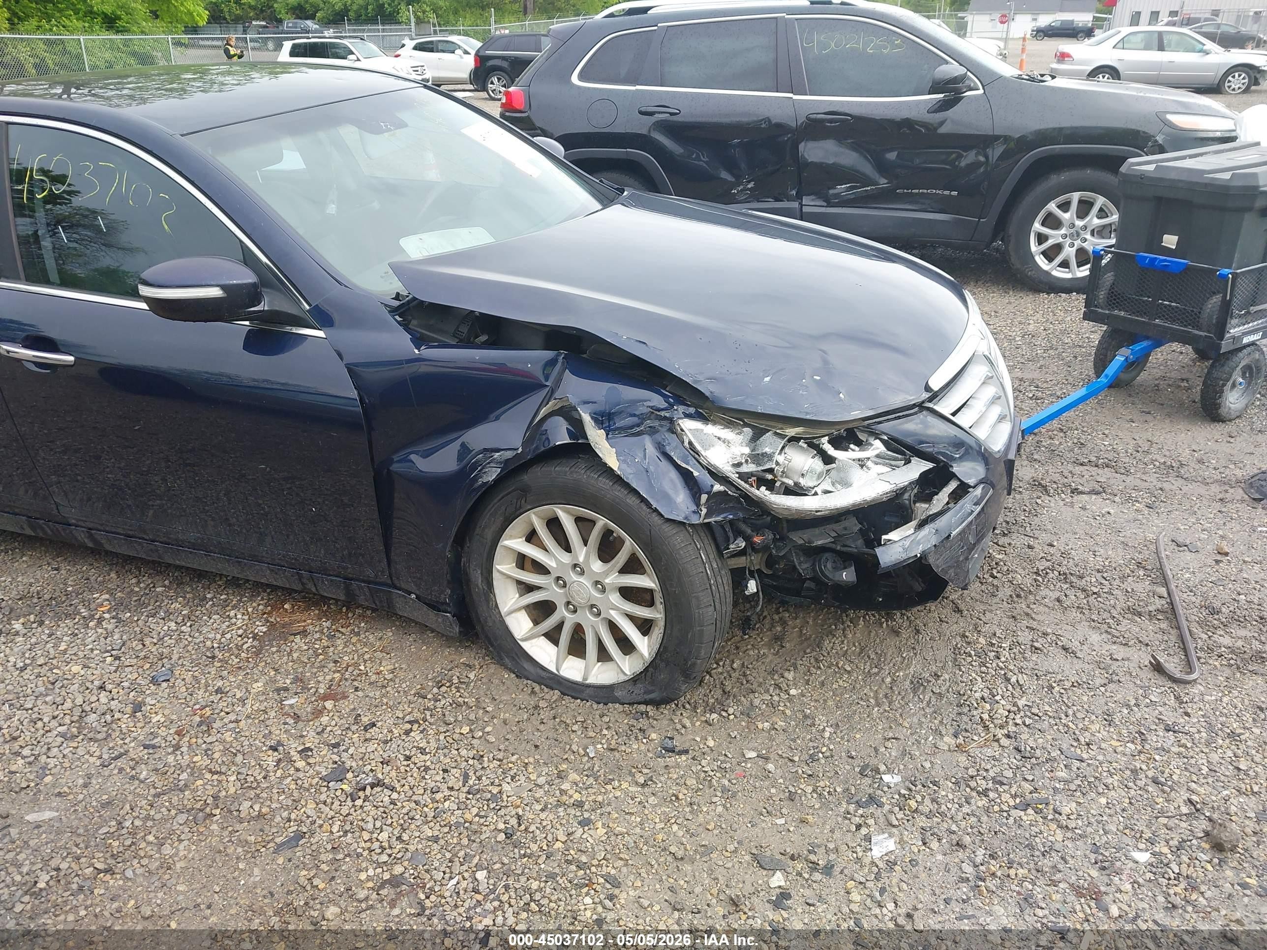 2010 Hyundai Genesis 3.8 Blue vin: KMHGC4DE2AU100285
