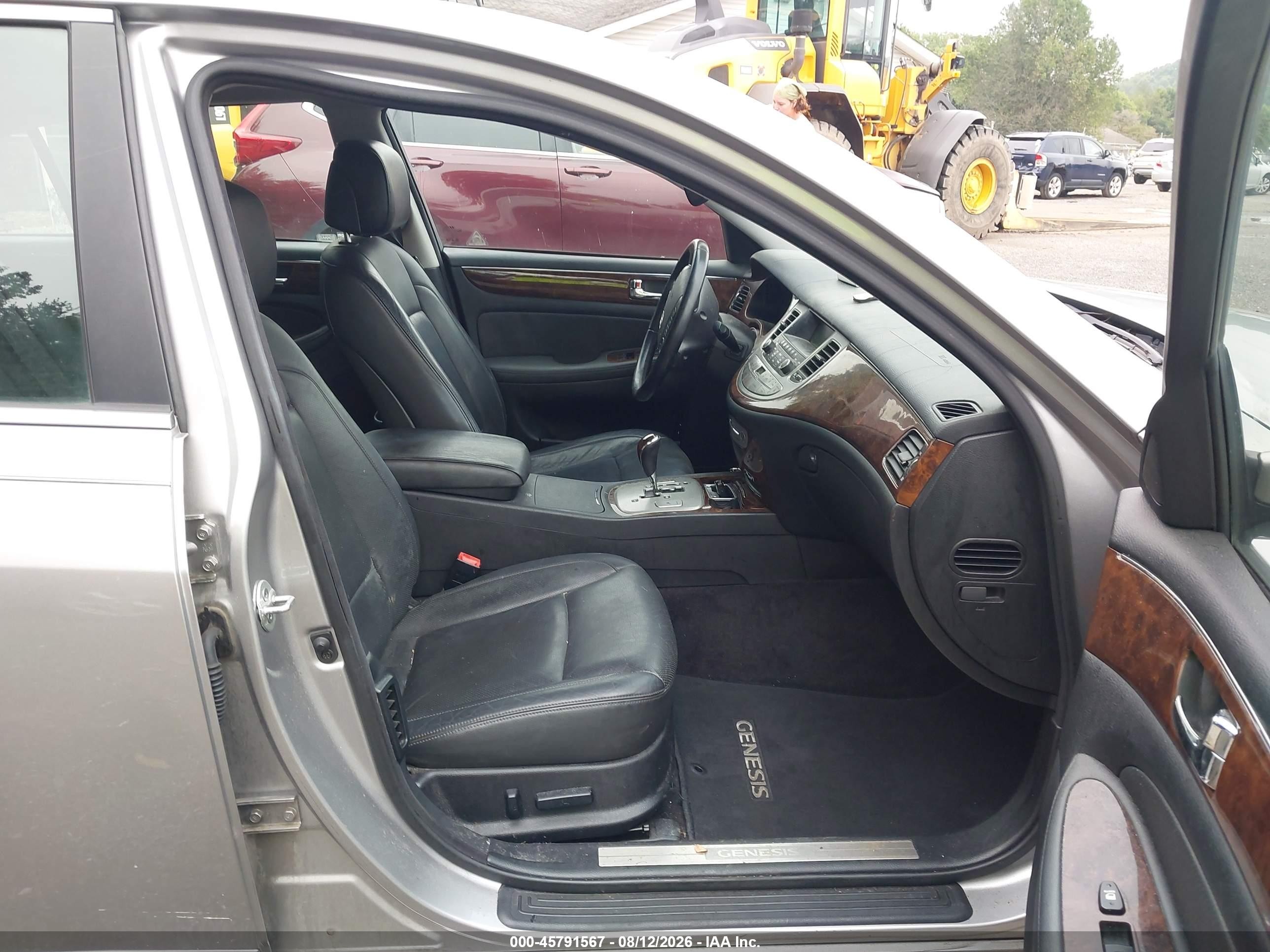 2011 Hyundai Genesis 3.8 Silver vin: KMHGC4DE2BU113216