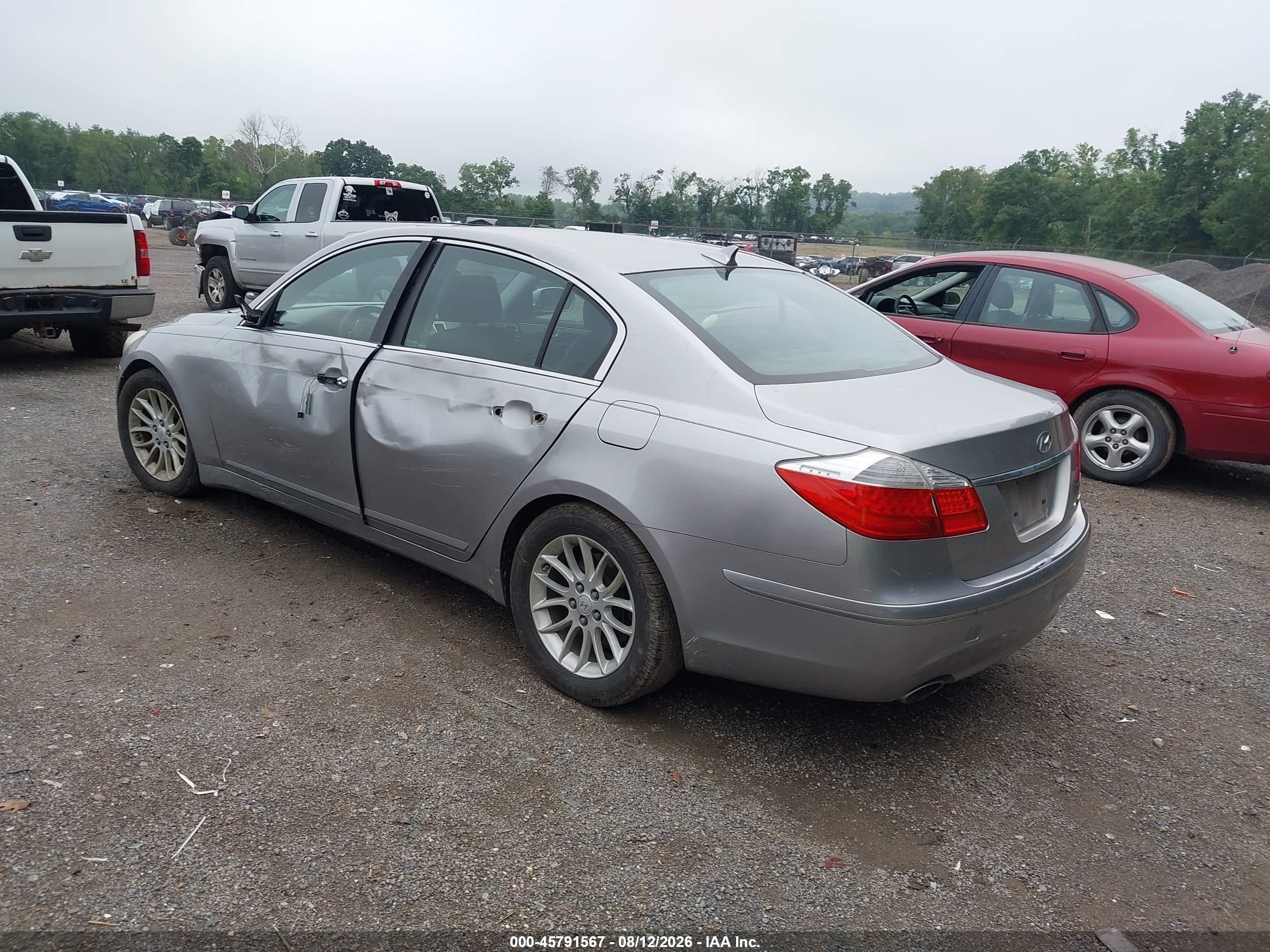 2011 Hyundai Genesis 3.8 Silver vin: KMHGC4DE2BU113216