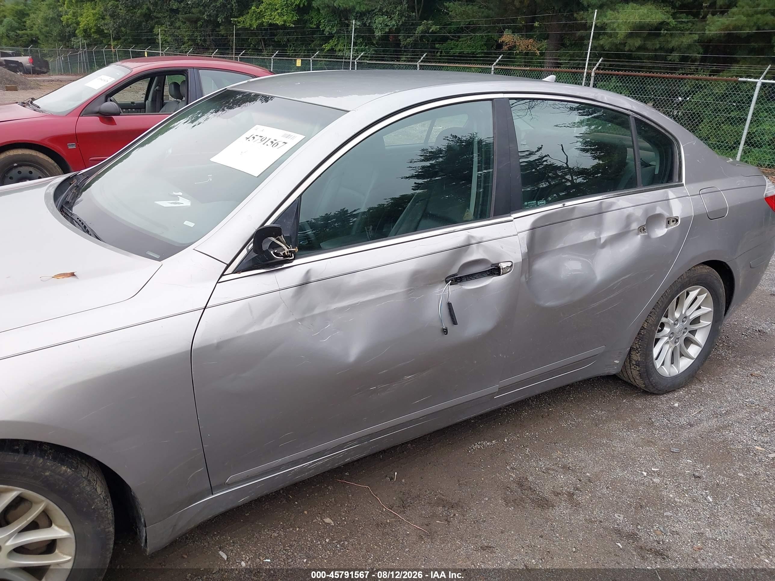 2011 Hyundai Genesis 3.8 Silver vin: KMHGC4DE2BU113216