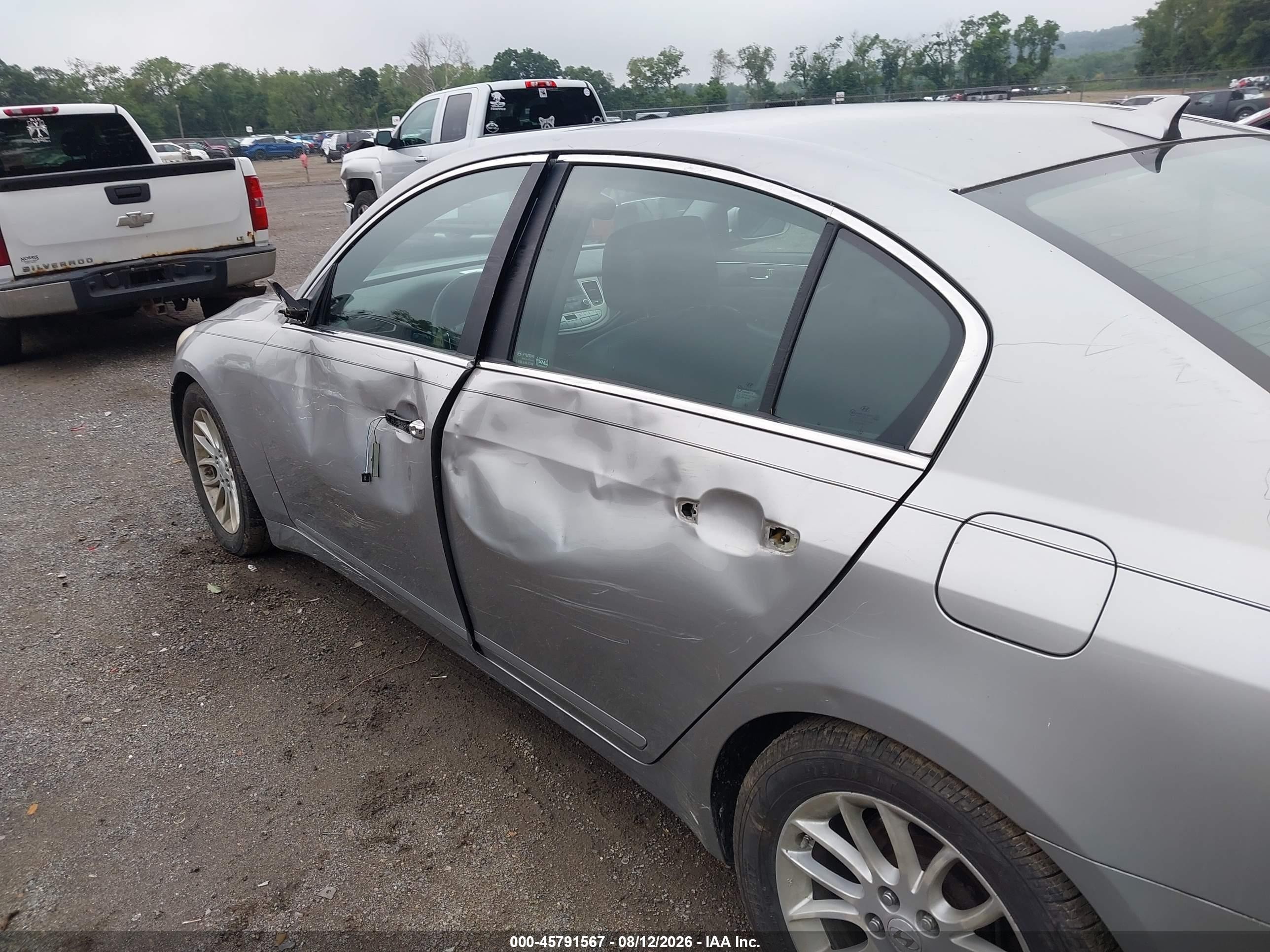 2011 Hyundai Genesis 3.8 Silver vin: KMHGC4DE2BU113216
