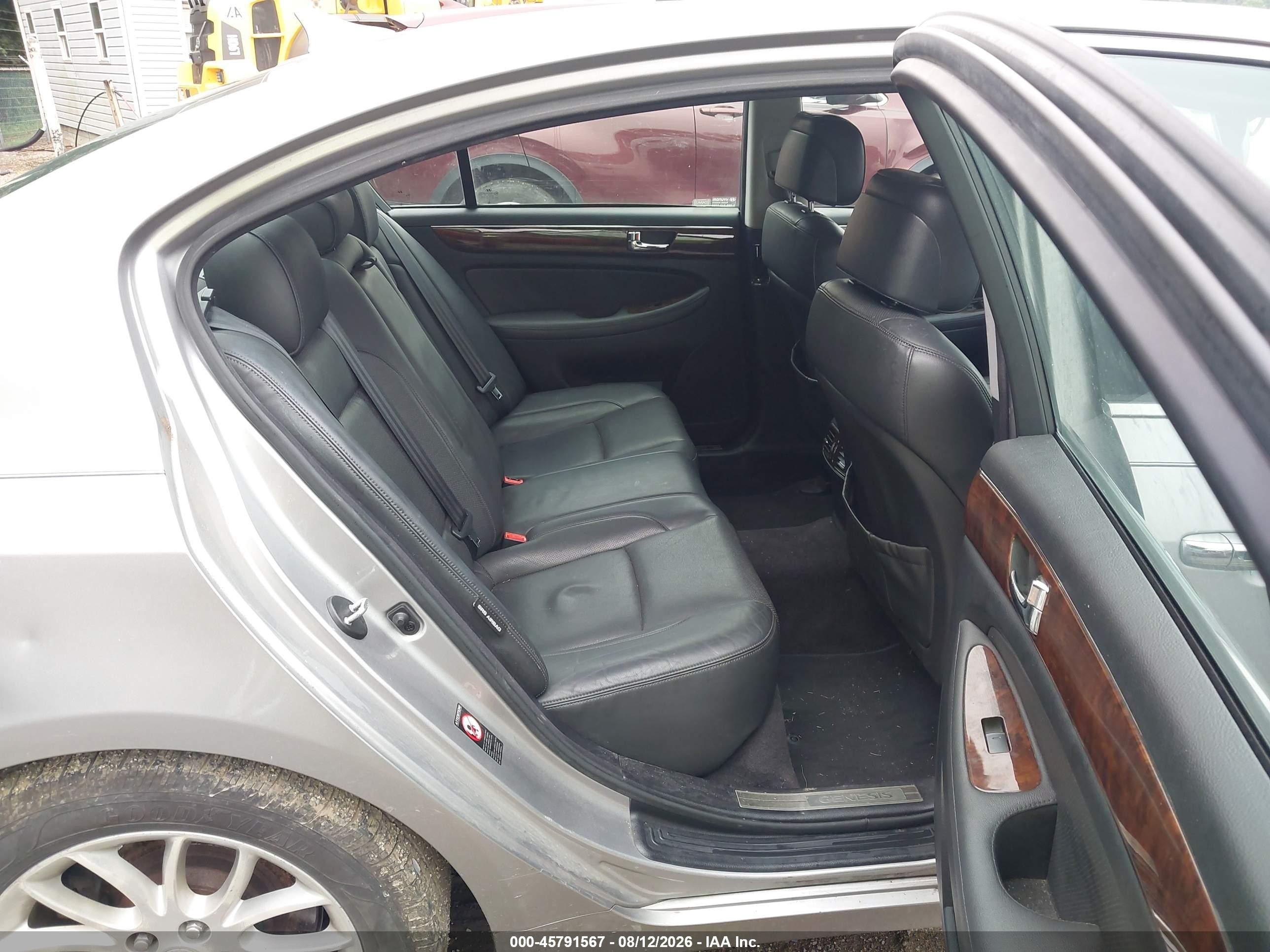 2011 Hyundai Genesis 3.8 Silver vin: KMHGC4DE2BU113216