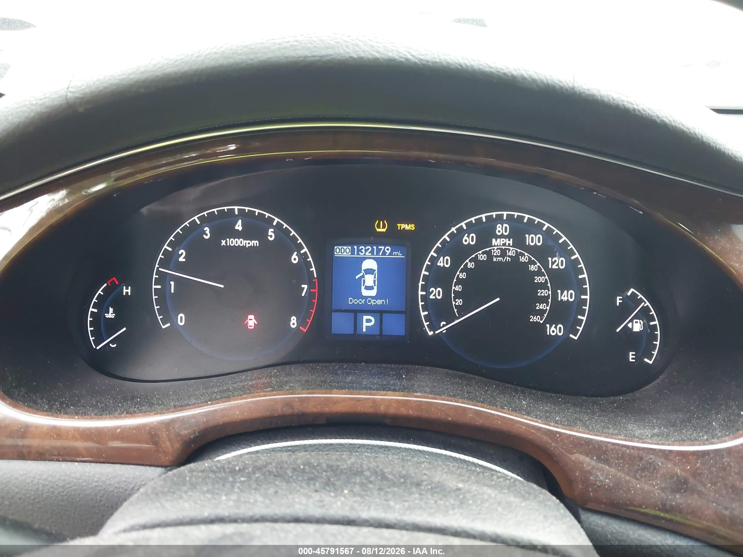 2011 Hyundai Genesis 3.8 Silver vin: KMHGC4DE2BU113216