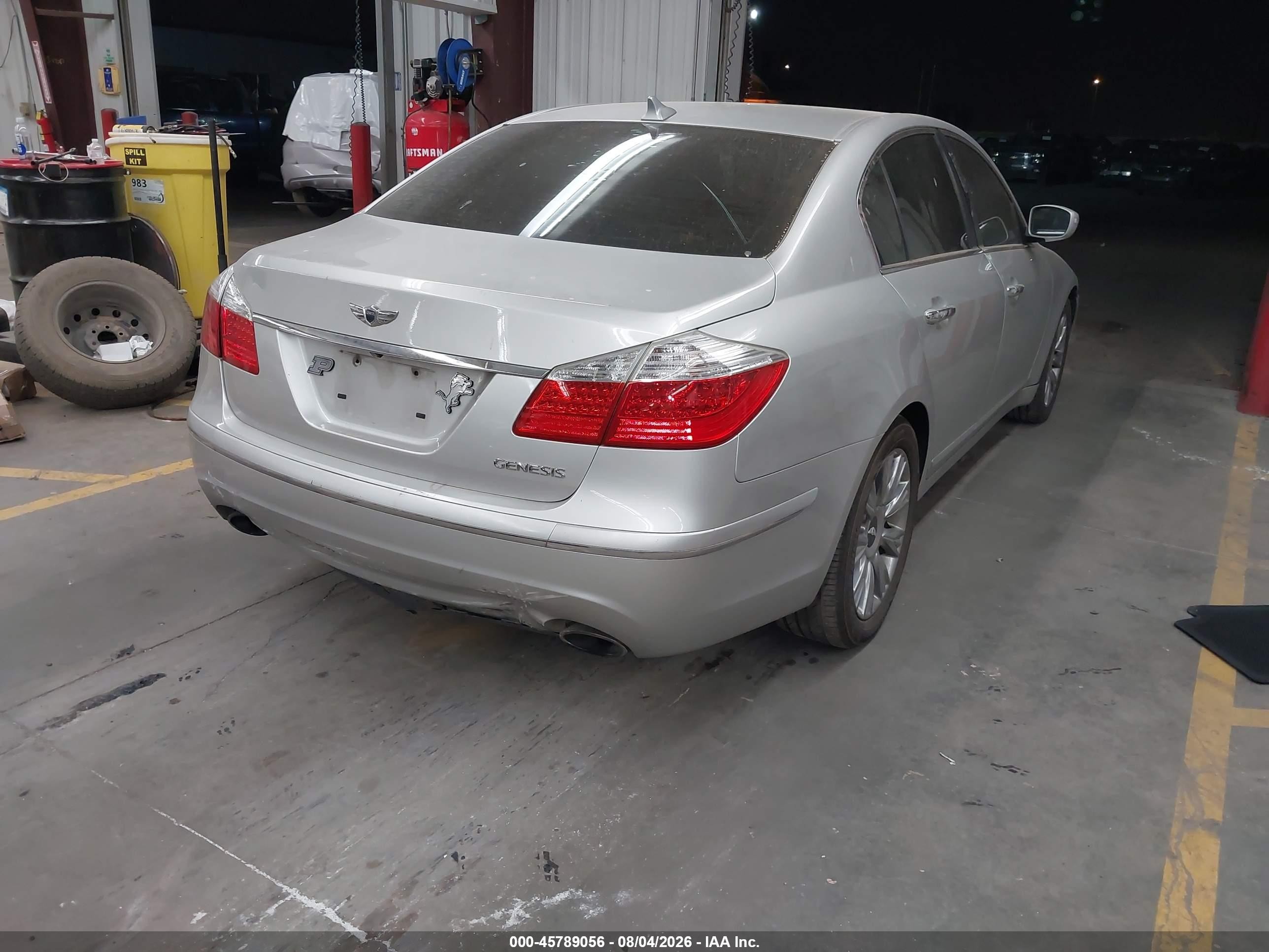 2011 Hyundai Genesis 3.8 Серебряный vin: KMHGC4DE2BU117685