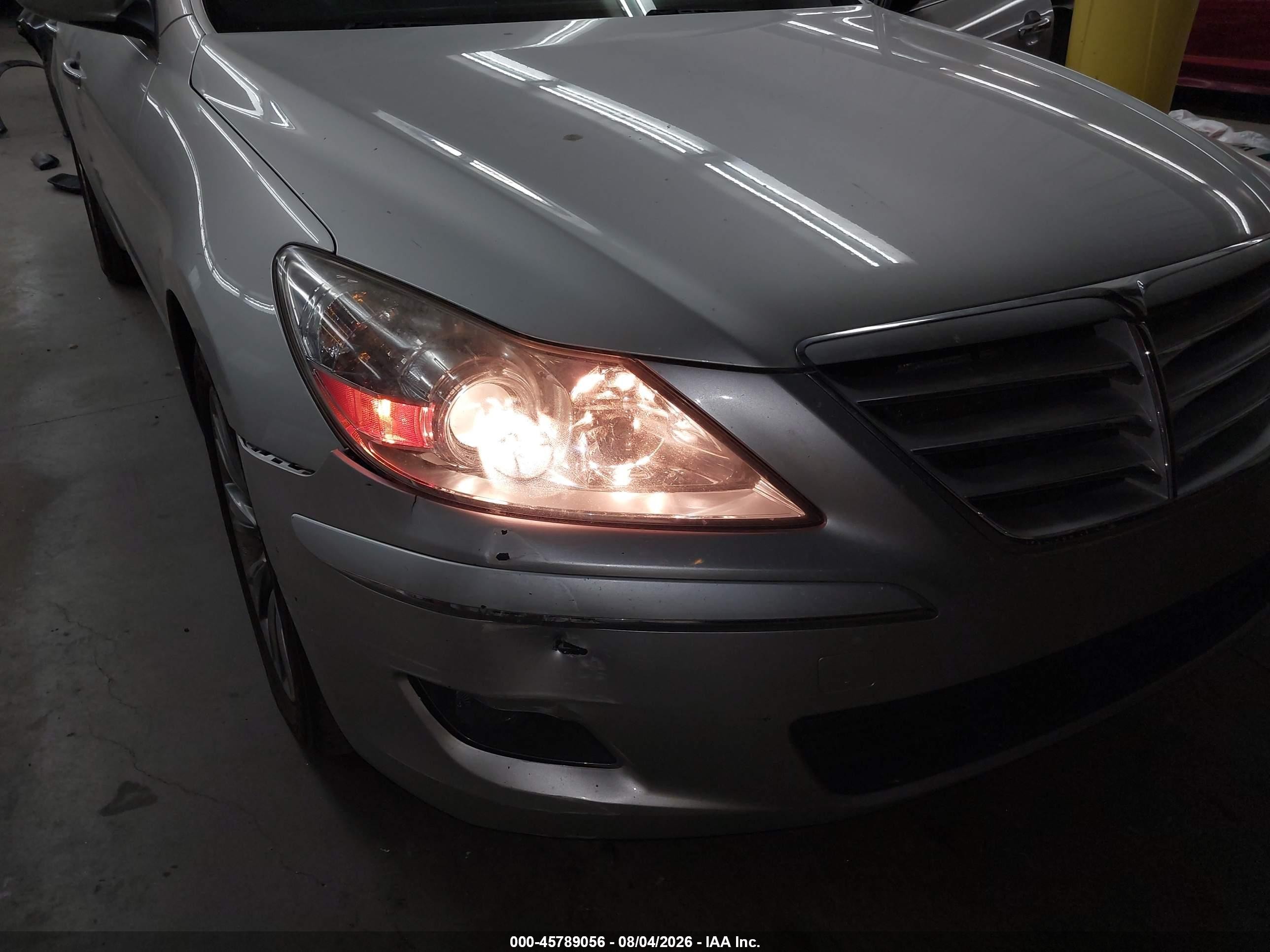 2011 Hyundai Genesis 3.8 Серебряный vin: KMHGC4DE2BU117685