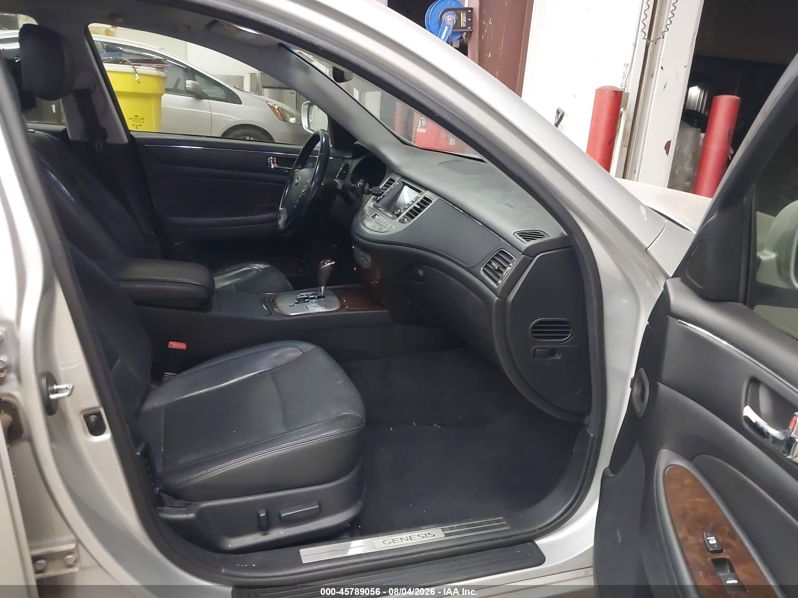 2011 Hyundai Genesis 3.8 Серебряный vin: KMHGC4DE2BU117685