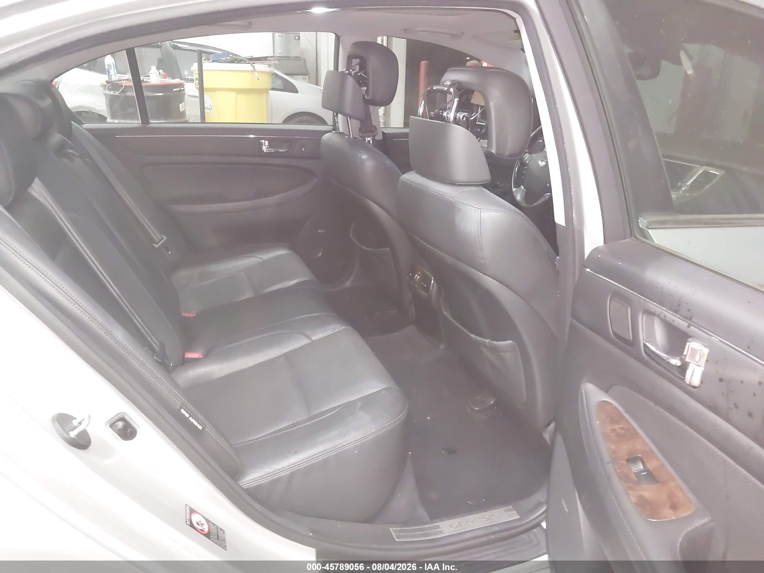 2011 Hyundai Genesis 3.8 Серебряный vin: KMHGC4DE2BU117685