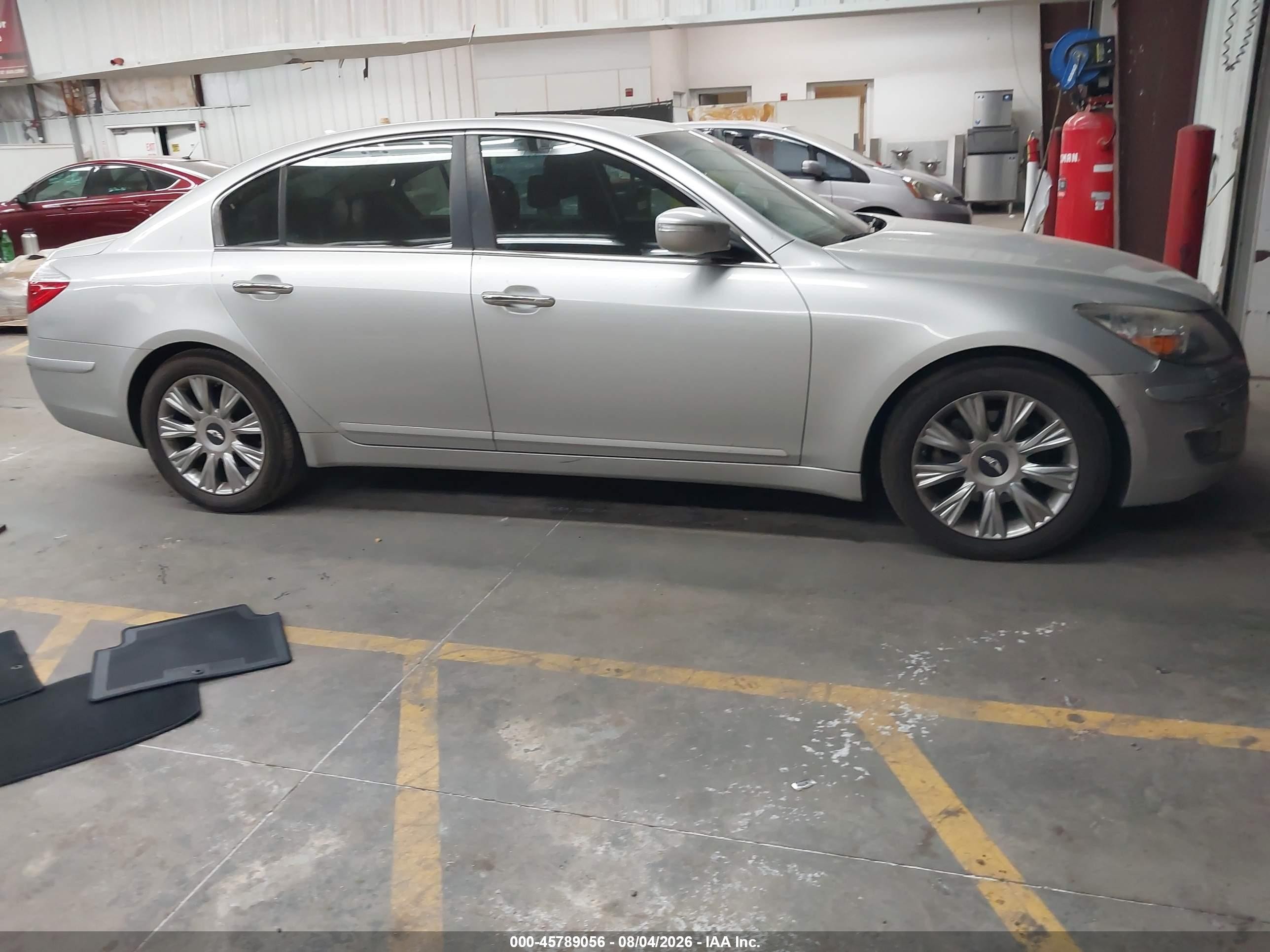 2011 Hyundai Genesis 3.8 Серебряный vin: KMHGC4DE2BU117685