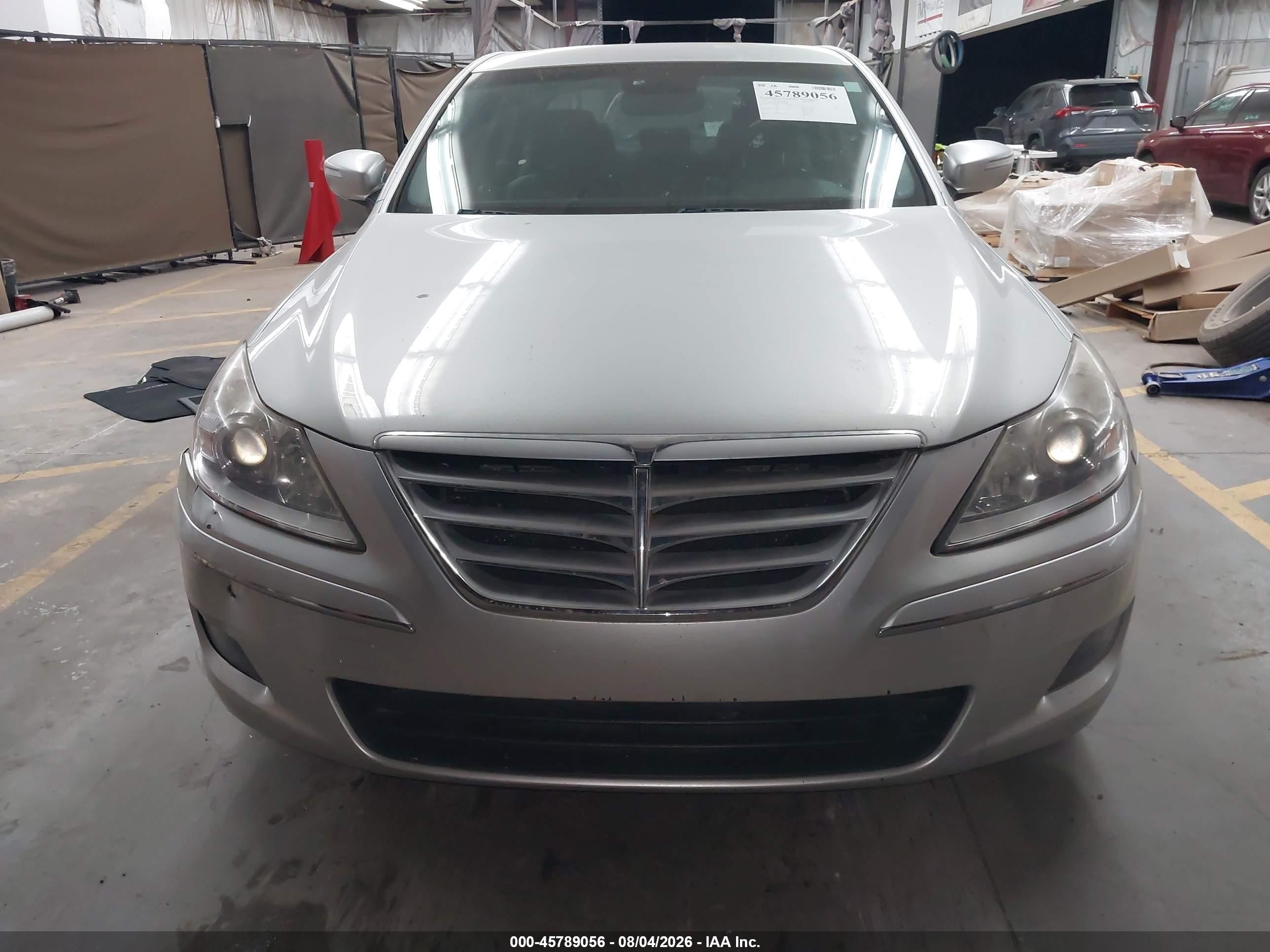 2011 Hyundai Genesis 3.8 Серебряный vin: KMHGC4DE2BU117685
