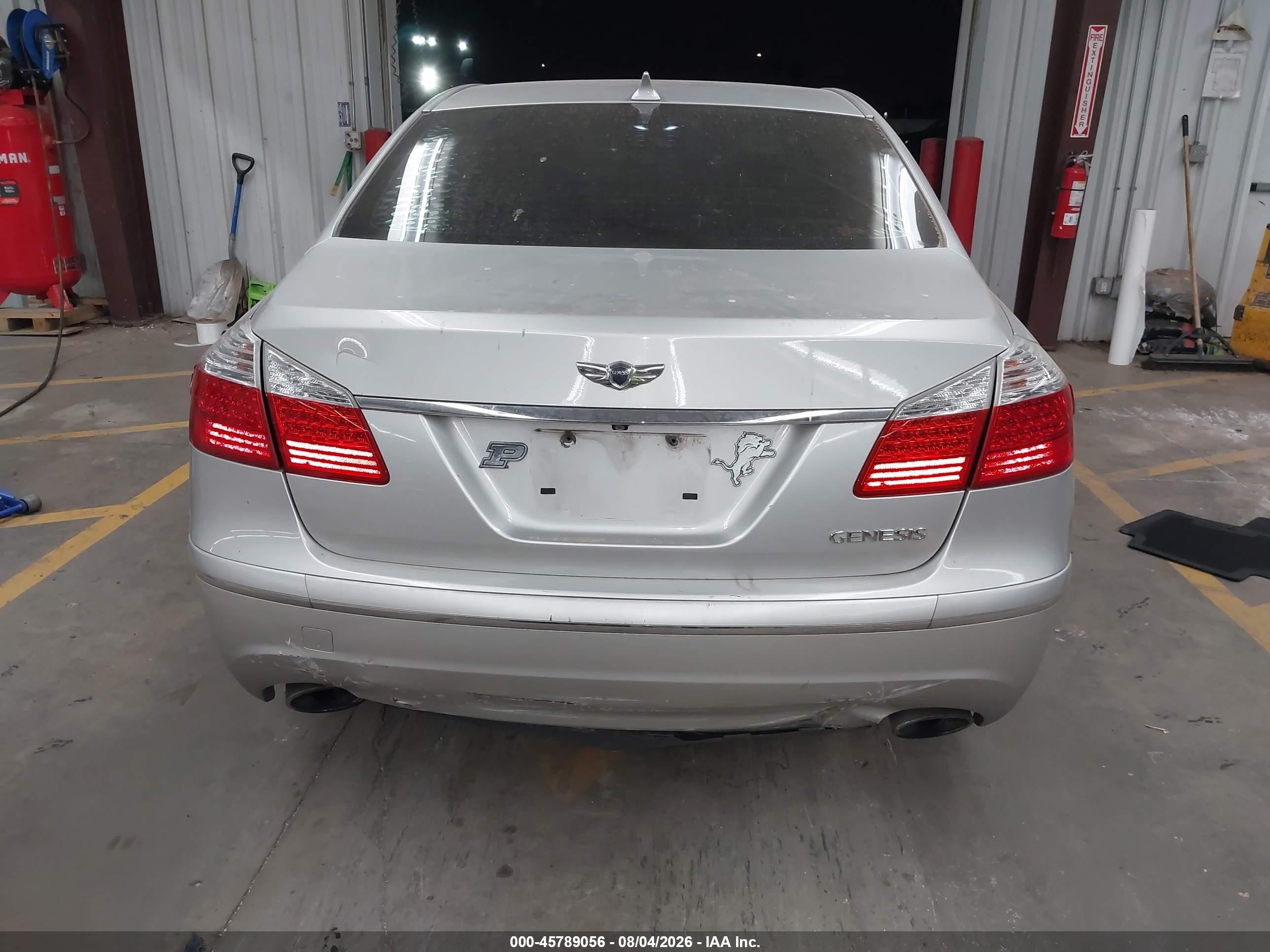 2011 Hyundai Genesis 3.8 Серебряный vin: KMHGC4DE2BU117685