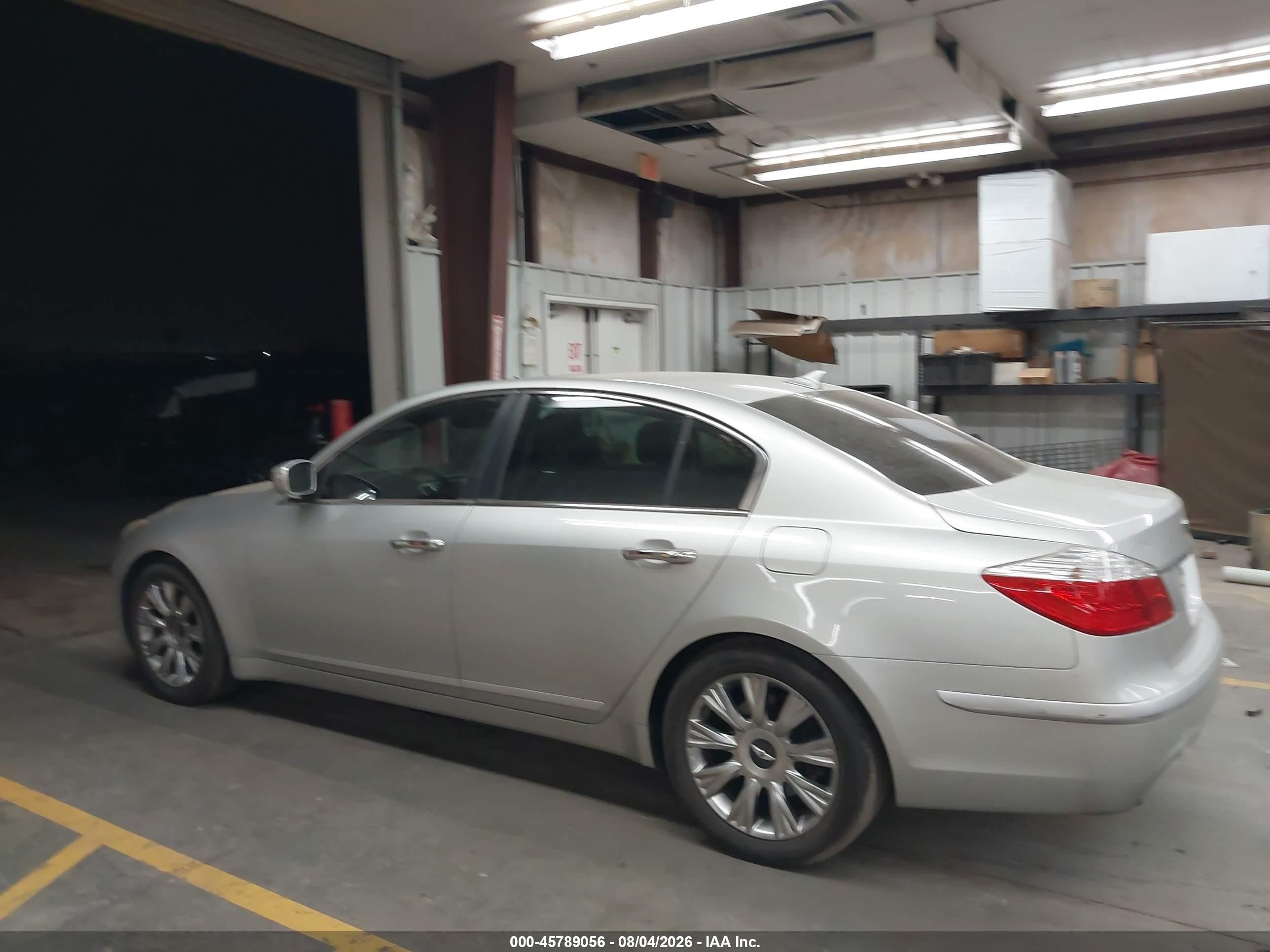 2011 Hyundai Genesis 3.8 Серебряный vin: KMHGC4DE2BU117685