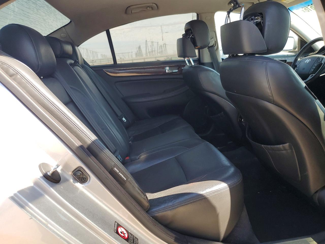 2010 Hyundai Genesis 3.8l Серебряный vin: KMHGC4DE3AU106077