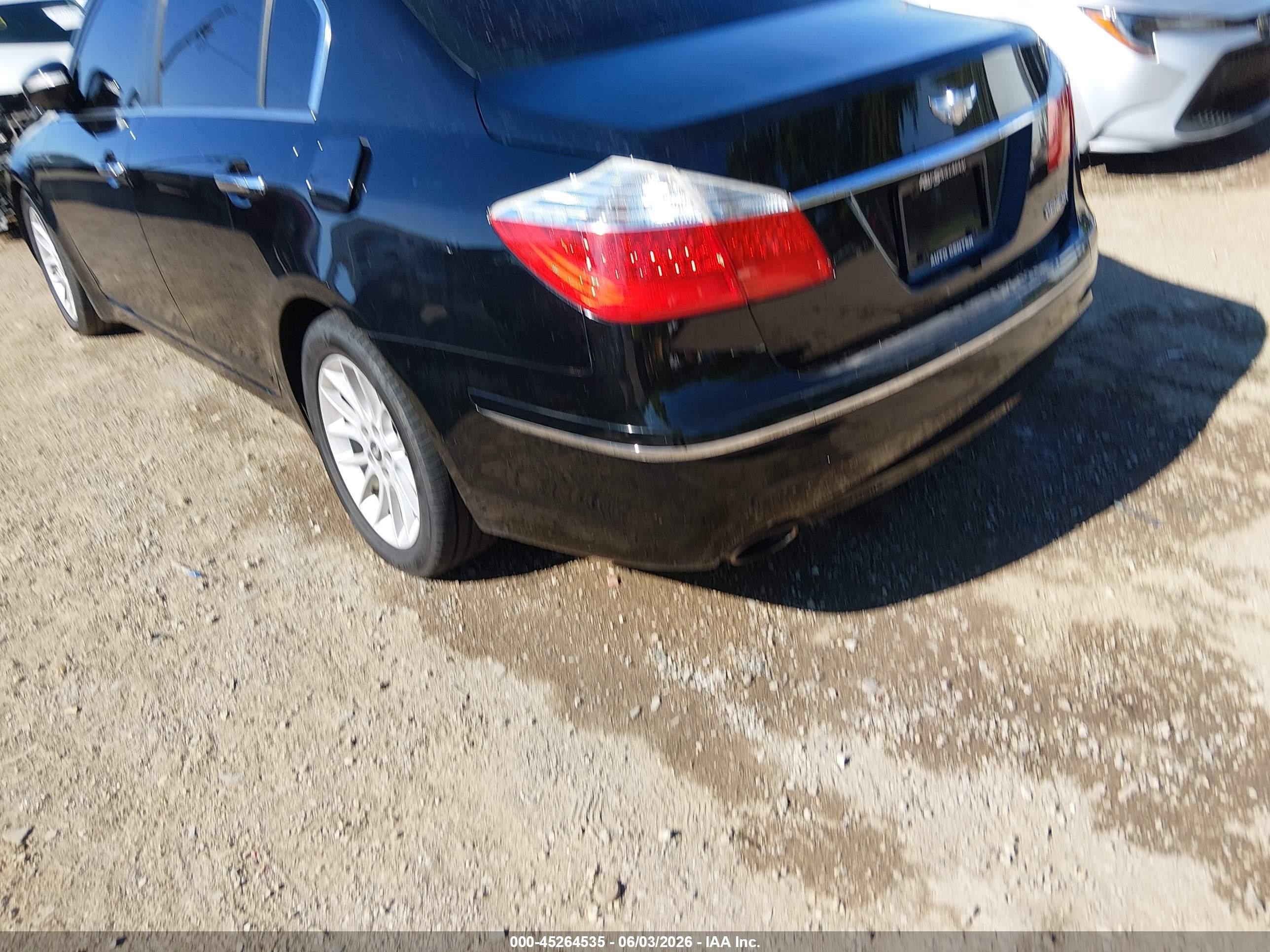 2011 Hyundai Genesis 3.8 Black vin: KMHGC4DE3BU139176