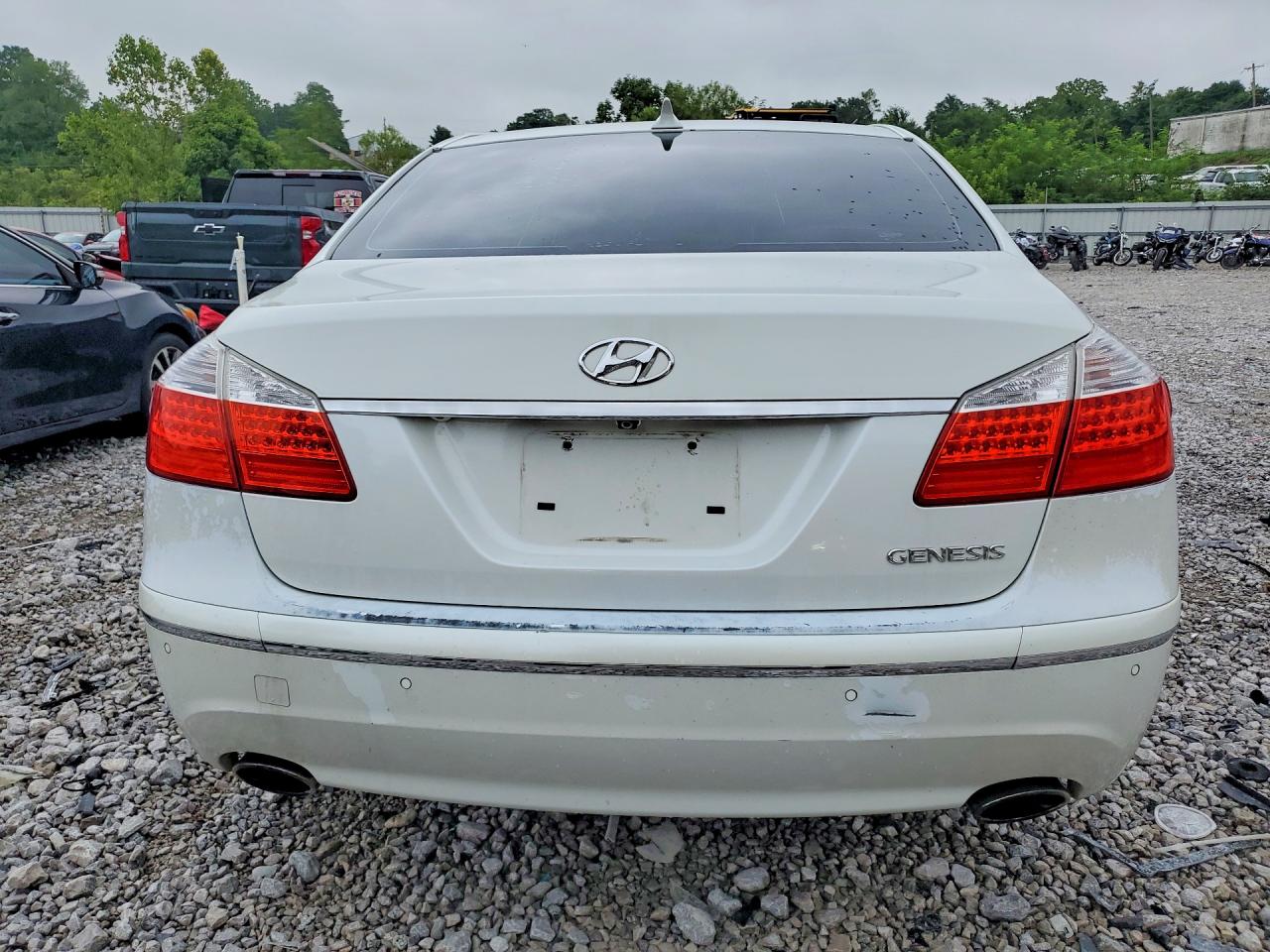 2010 Hyundai Genesis 3.8l White vin: KMHGC4DE4AU087152