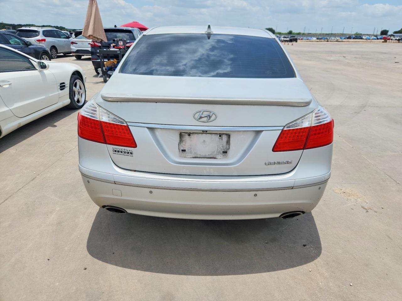 2011 Hyundai Genesis 3.8l Silver vin: KMHGC4DE4BU122905
