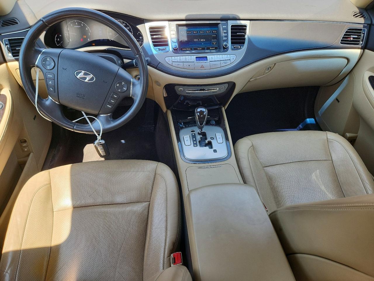 2011 Hyundai Genesis 3.8l Red vin: KMHGC4DE4BU124573