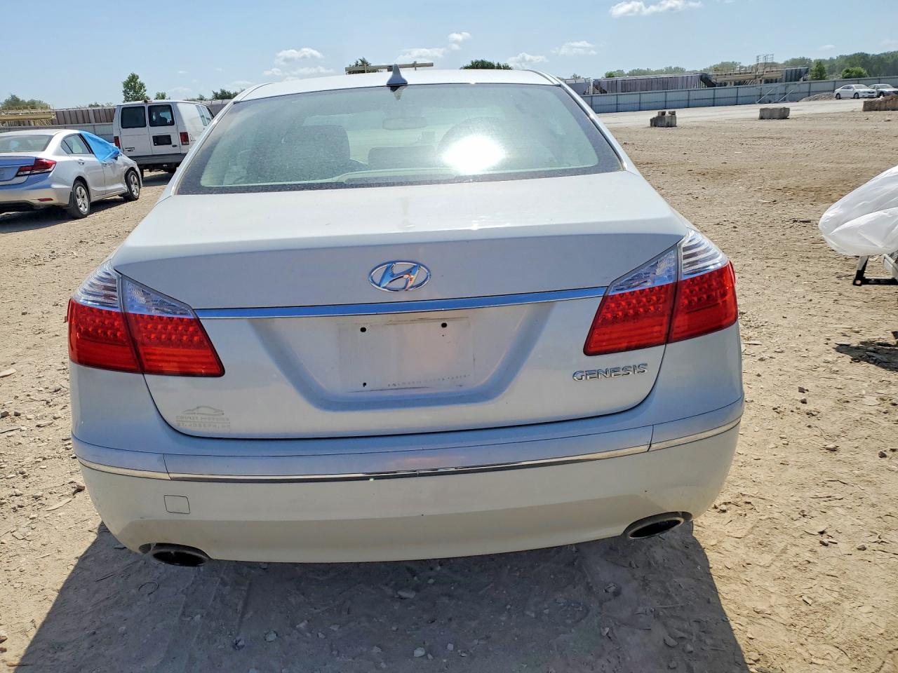 2011 Hyundai Genesis 3.8l White vin: KMHGC4DE4BU133967
