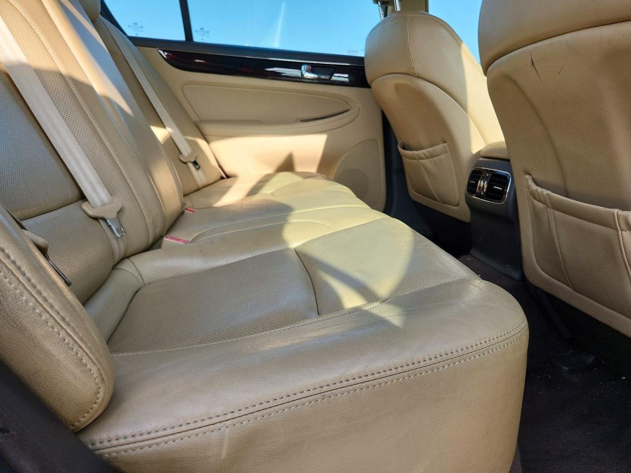 2011 Hyundai Genesis 3.8l White vin: KMHGC4DE4BU141180