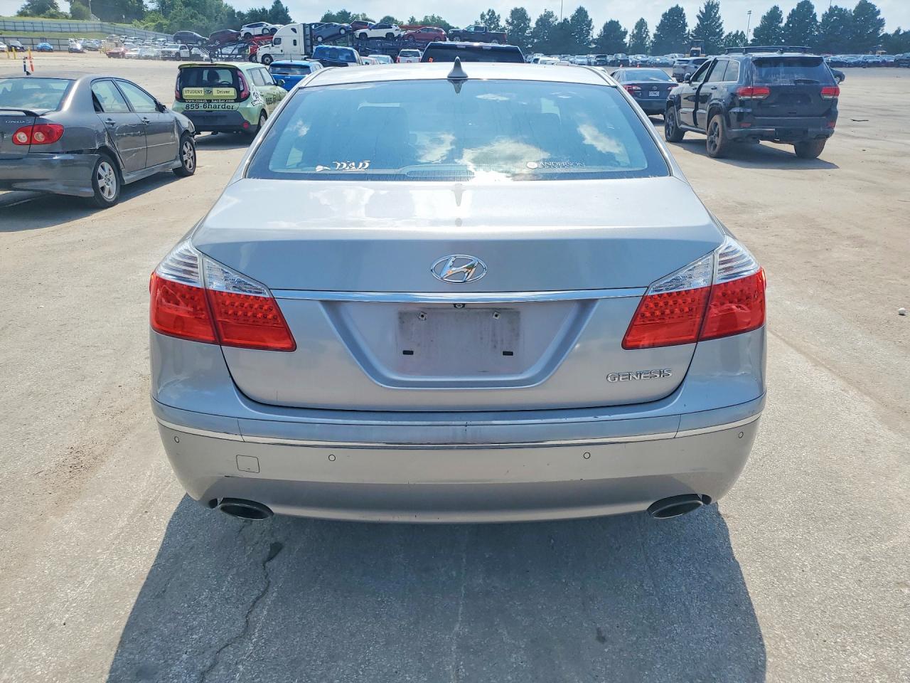 2010 Hyundai Genesis 3.8l Серебряный vin: KMHGC4DE5AU085801