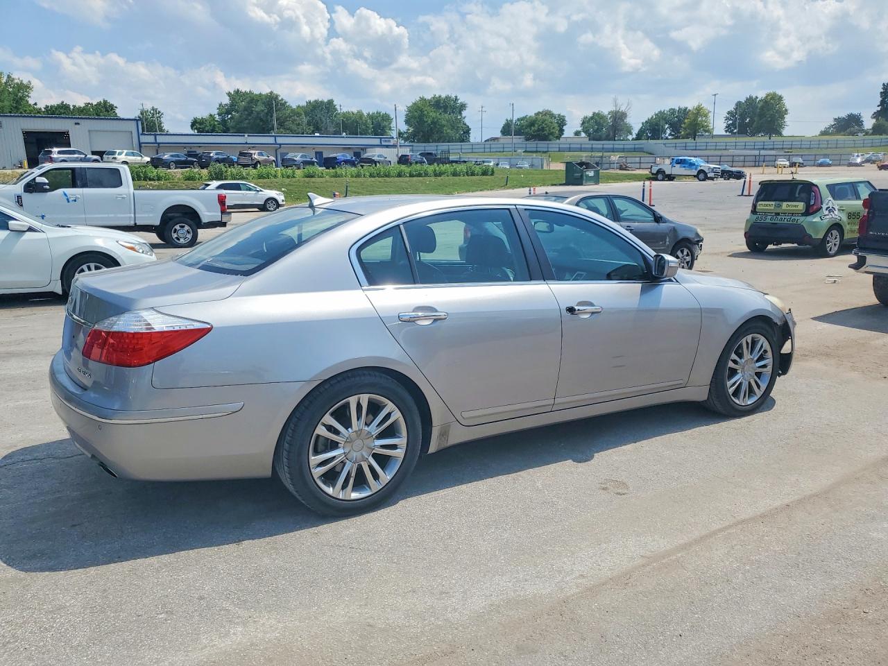2010 Hyundai Genesis 3.8l Серебряный vin: KMHGC4DE5AU085801