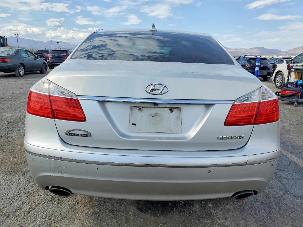 2011 Hyundai Genesis 3.8l Silver vin: KMHGC4DE6BU122369