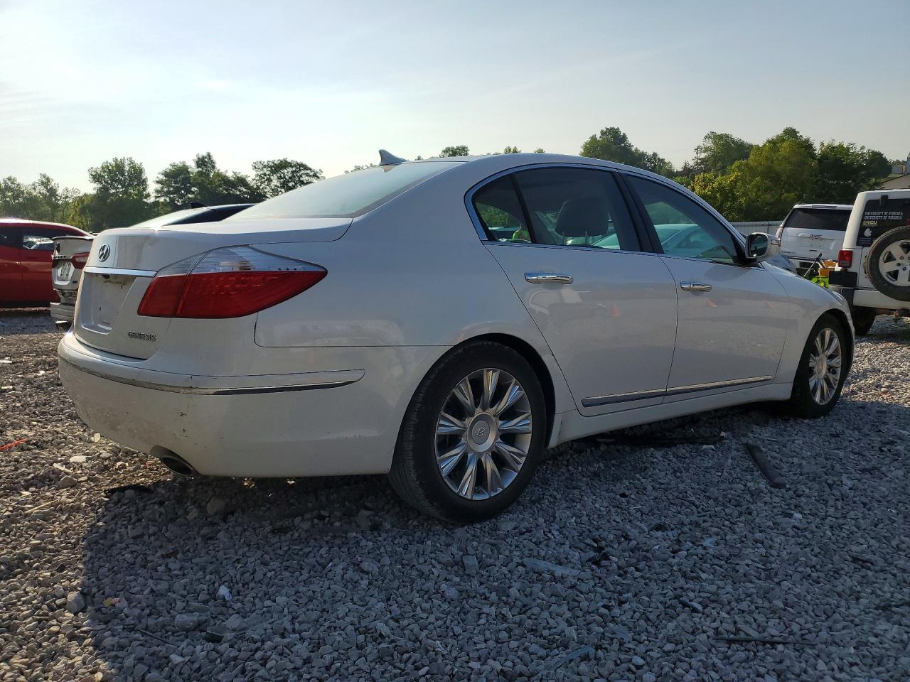 2011 Hyundai Genesis 3.8l White vin: KMHGC4DE6BU123084