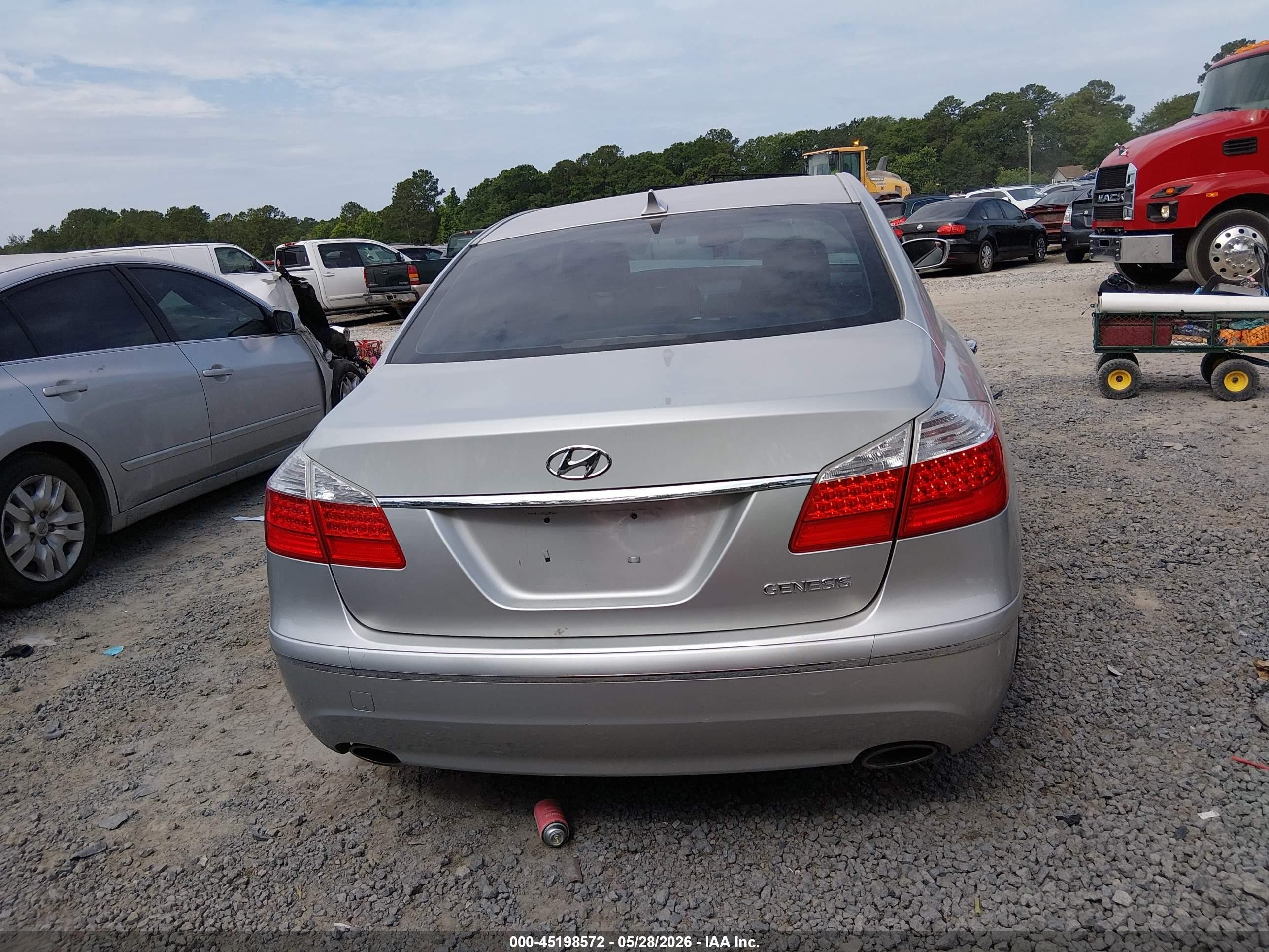 2011 Hyundai Genesis 3.8 Gray vin: KMHGC4DE7BU137088