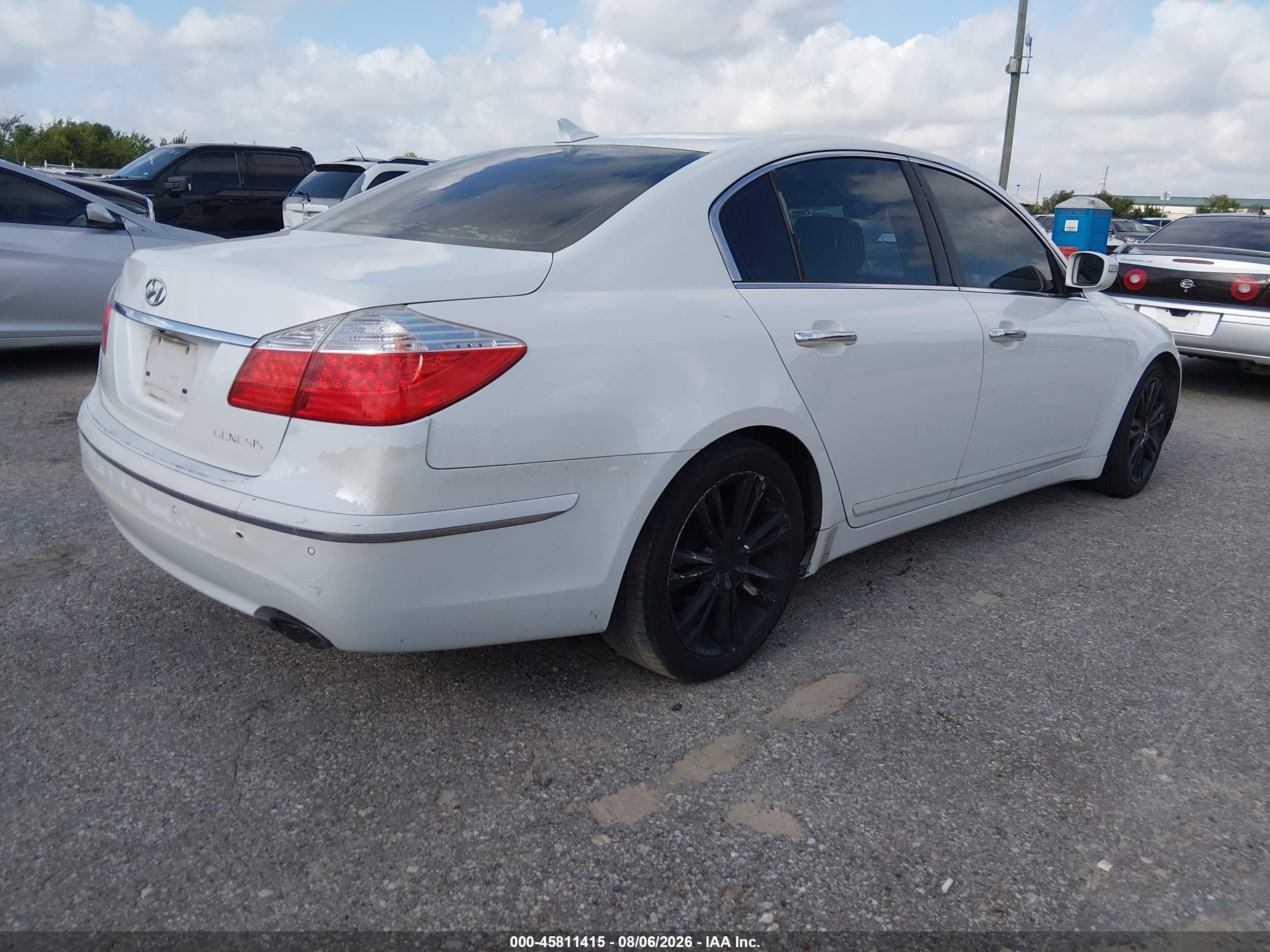2011 Hyundai Genesis 3.8 White vin: KMHGC4DE8BU115293
