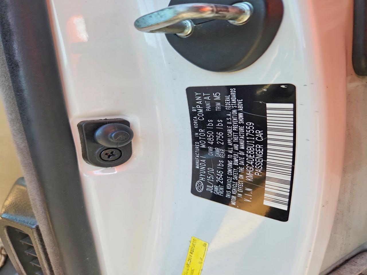 2011 Hyundai Genesis 3.8l White vin: KMHGC4DE8BU117559
