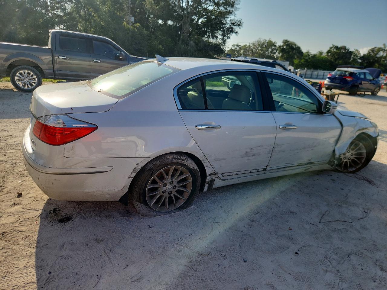 2011 Hyundai Genesis 3.8l White vin: KMHGC4DE8BU117559