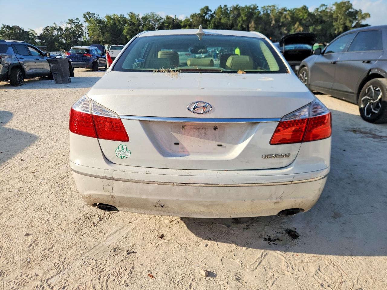 2011 Hyundai Genesis 3.8l White vin: KMHGC4DE8BU117559
