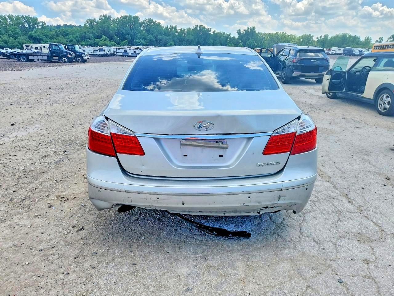 2011 Hyundai Genesis 3.8l Silver vin: KMHGC4DE8BU138704