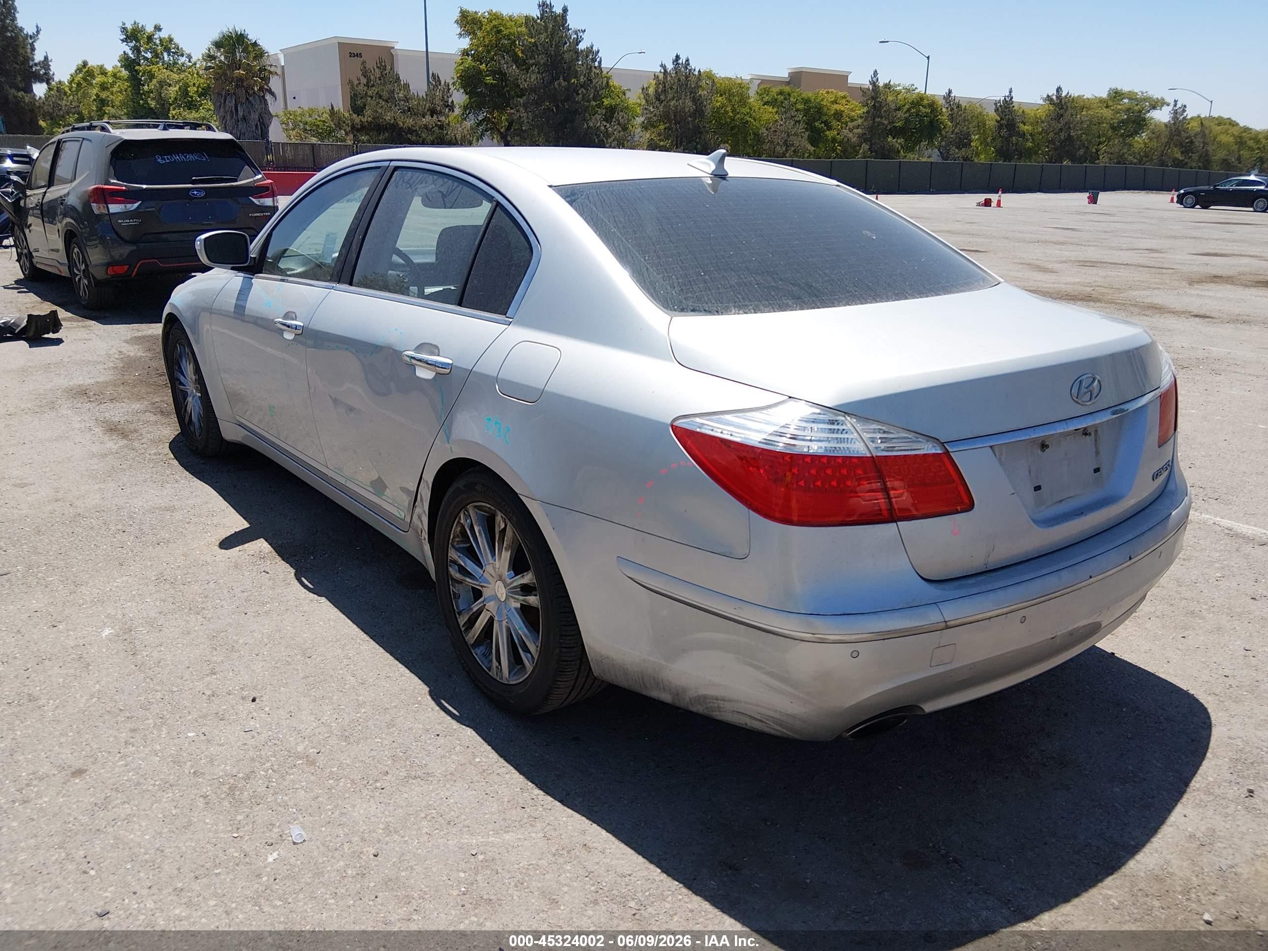 2011 Hyundai Genesis 3.8 Silver vin: KMHGC4DE9BU142308