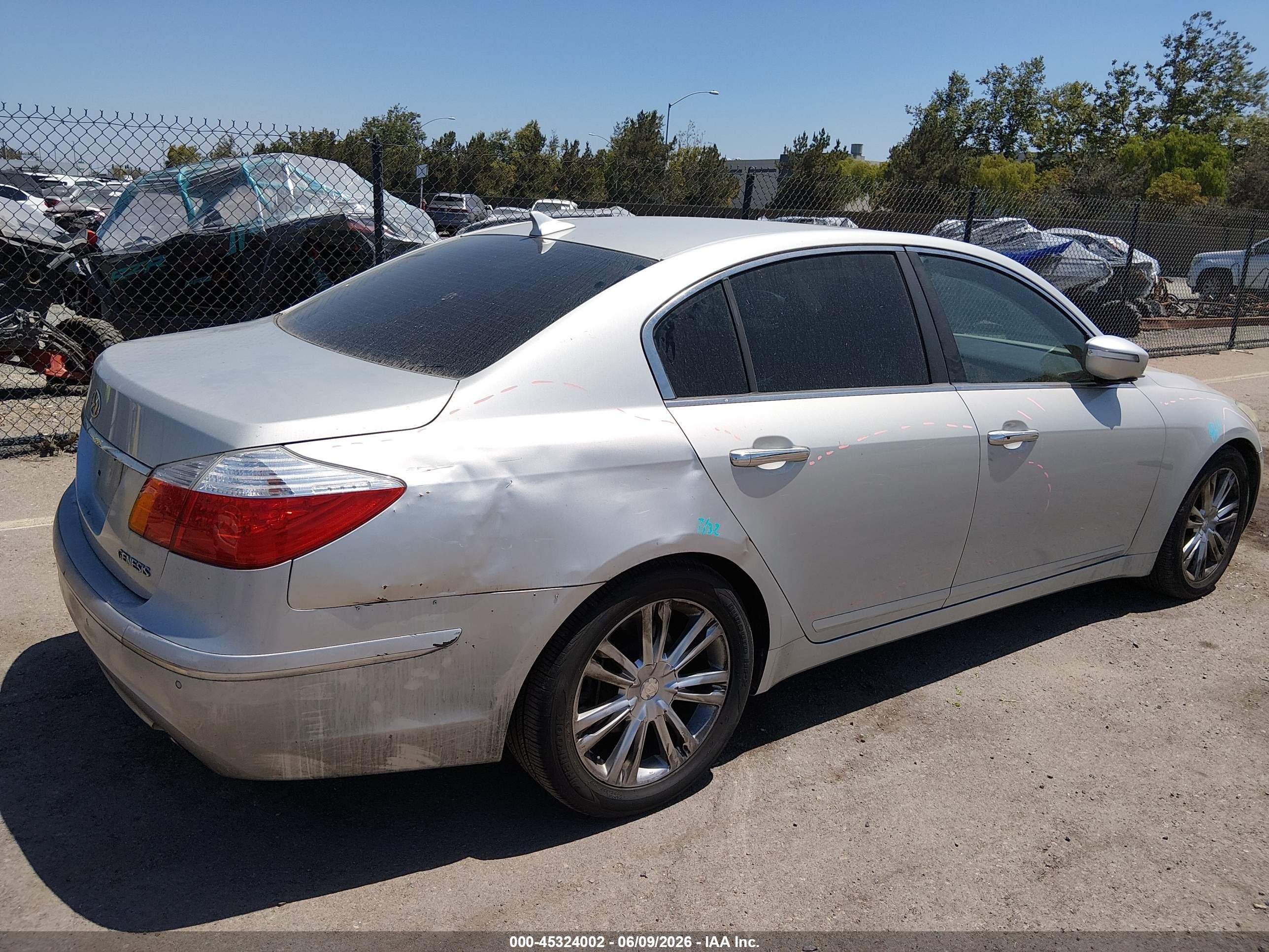 2011 Hyundai Genesis 3.8 Silver vin: KMHGC4DE9BU142308