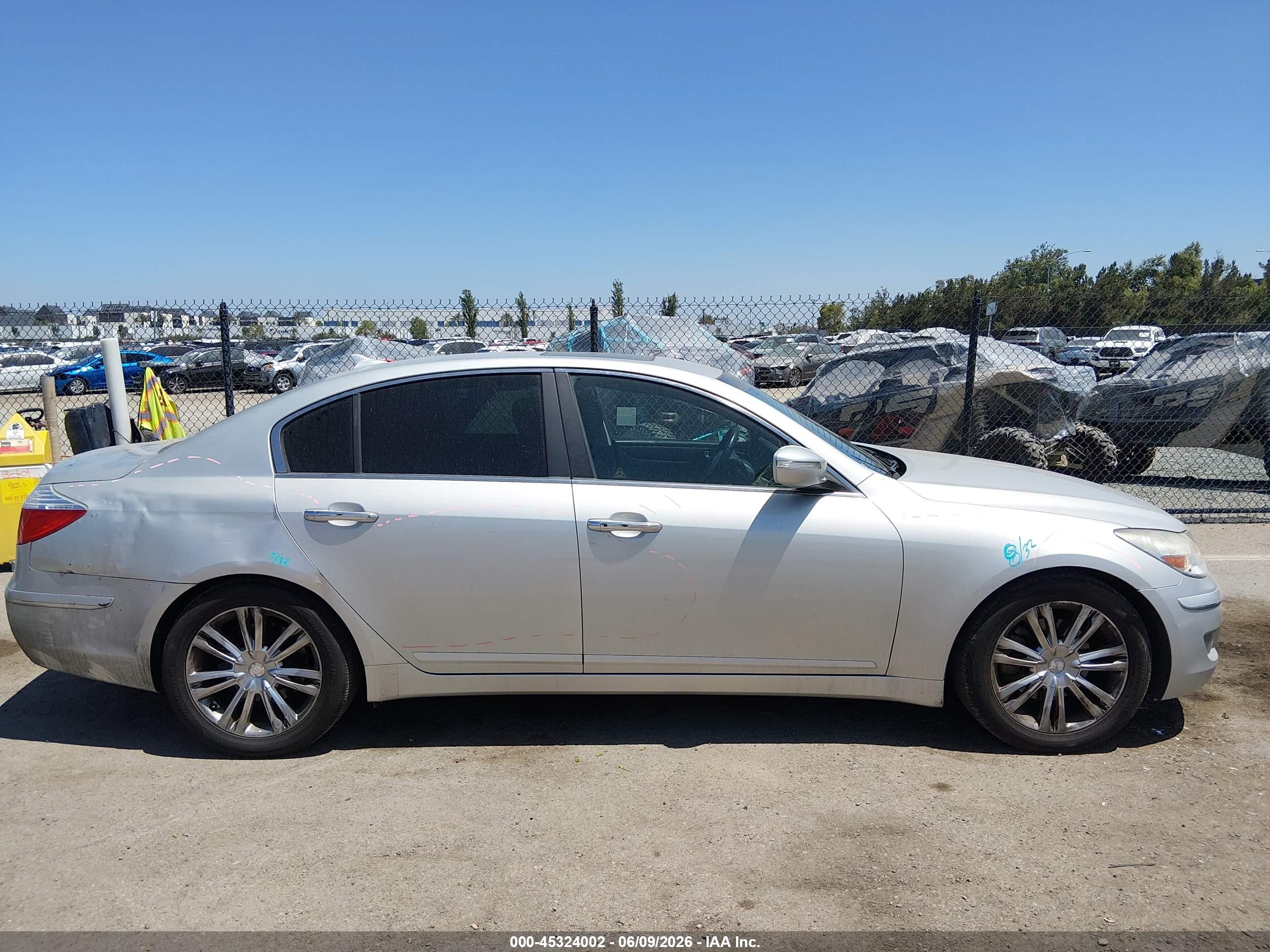 2011 Hyundai Genesis 3.8 Silver vin: KMHGC4DE9BU142308